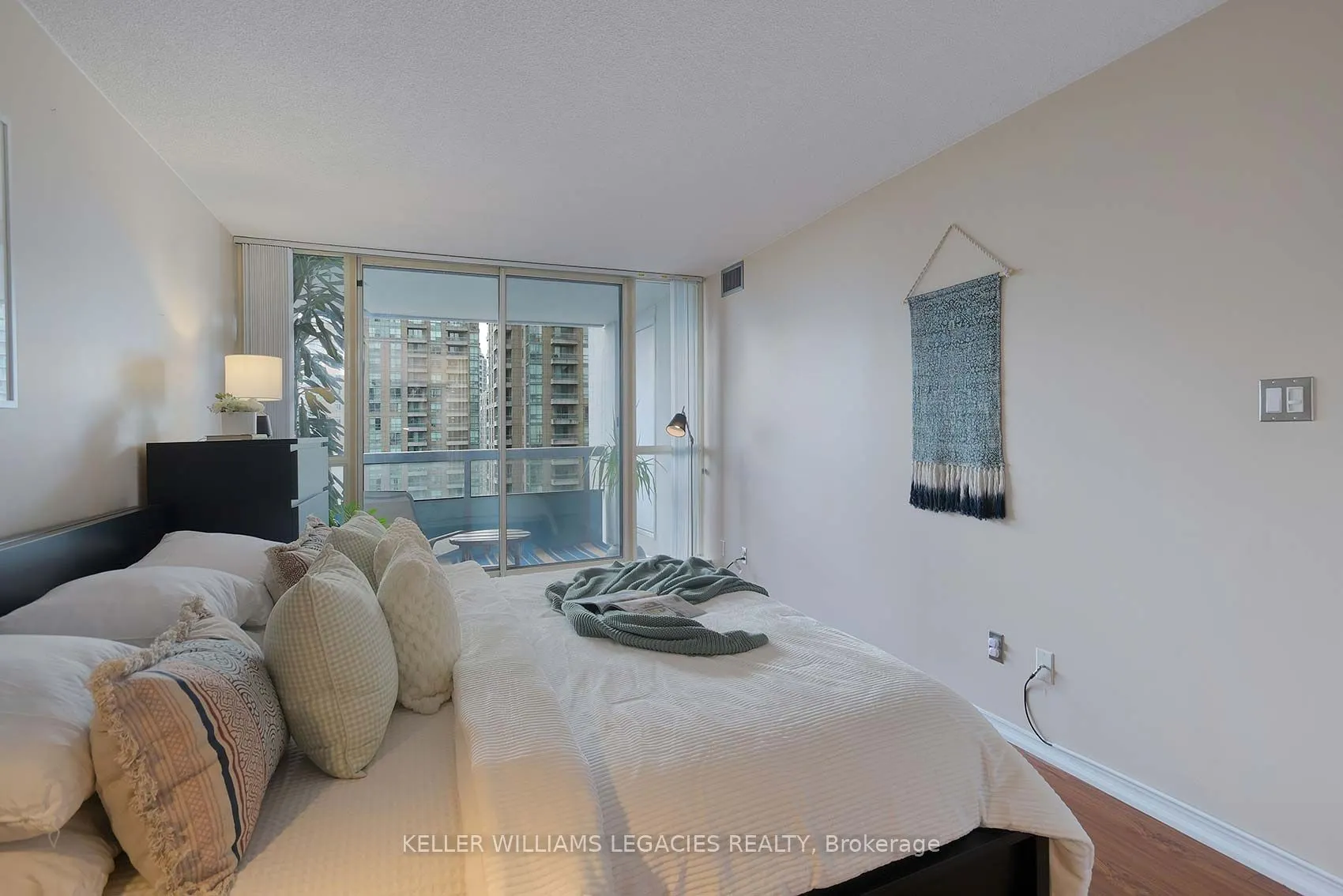 7 Bishop Avenue, #1601