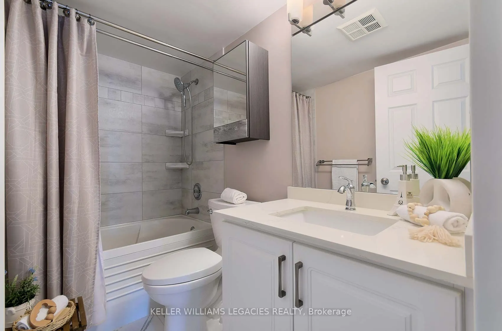7 Bishop Avenue, #1601