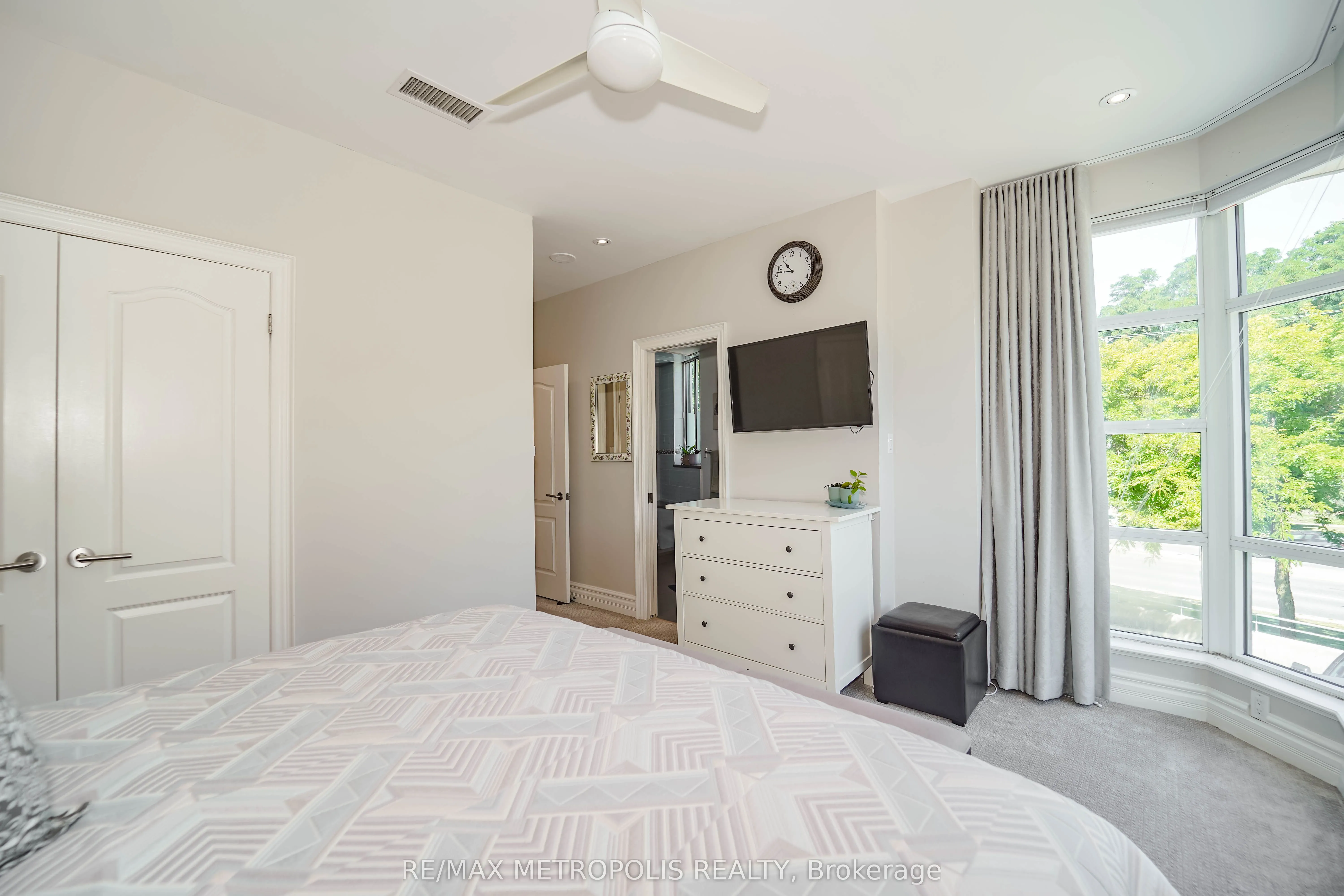1 Watergarden Way, #201