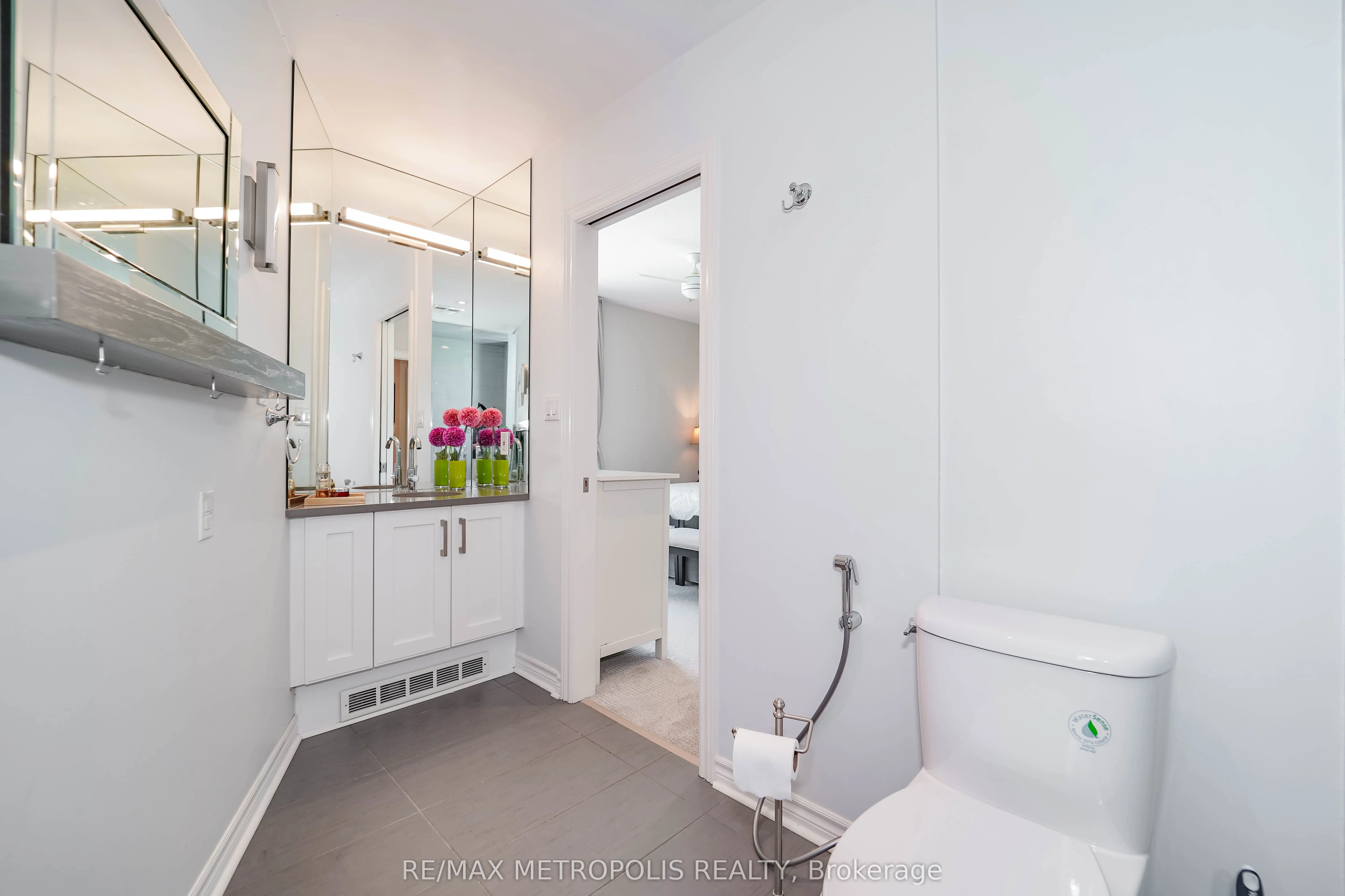 1 Watergarden Way, #201