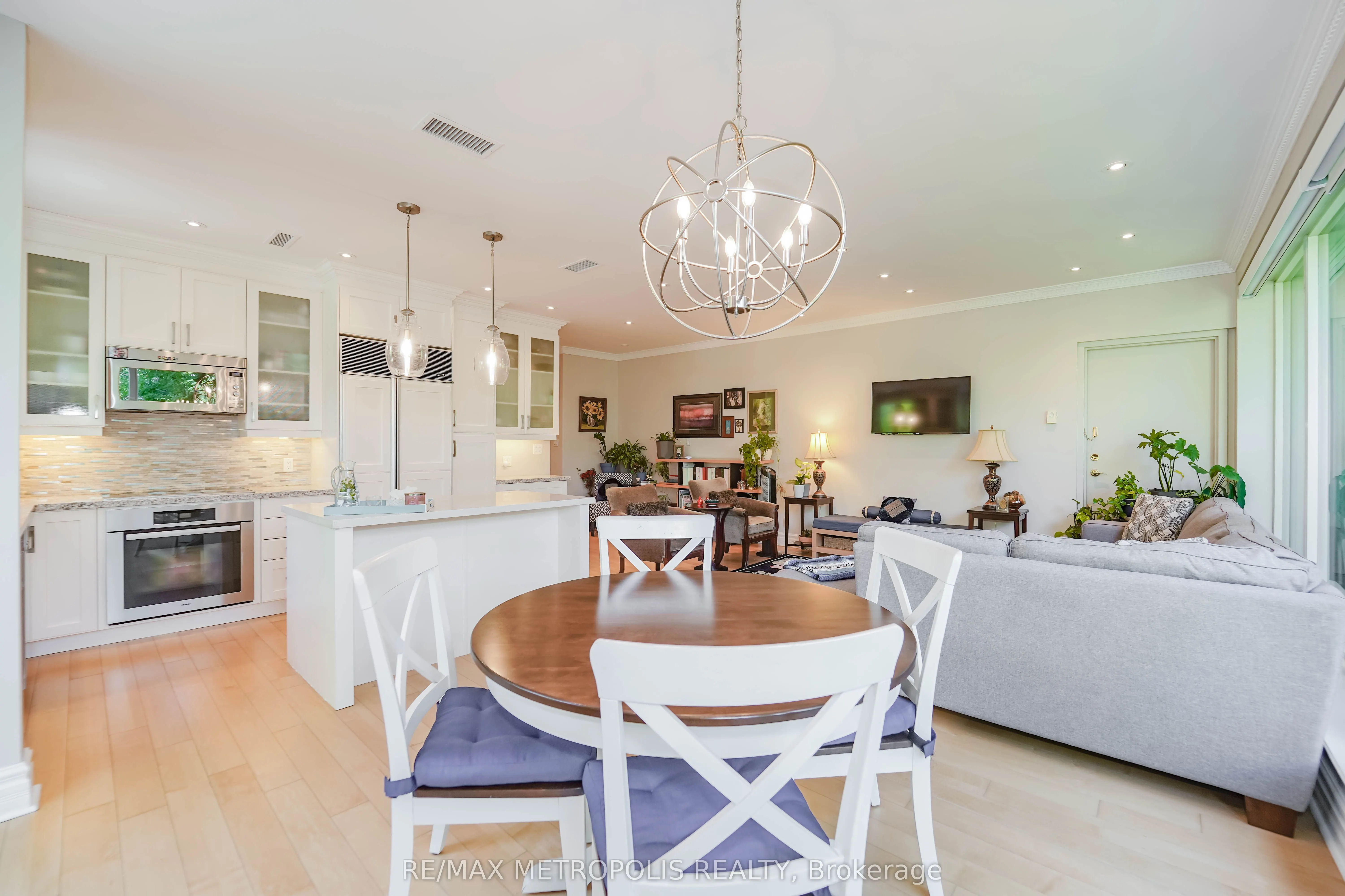 1 Watergarden Way, #201