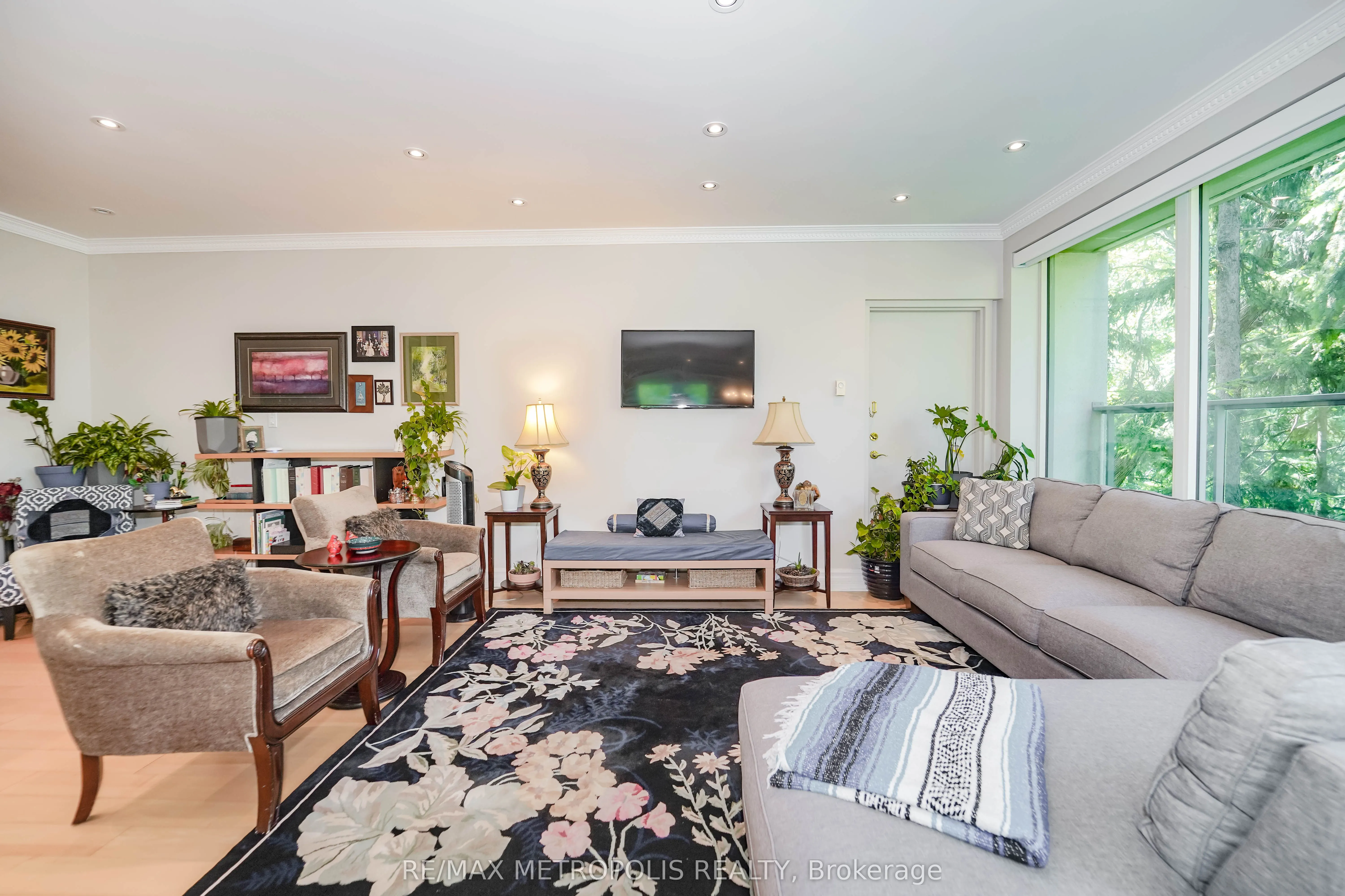 1 Watergarden Way, #201