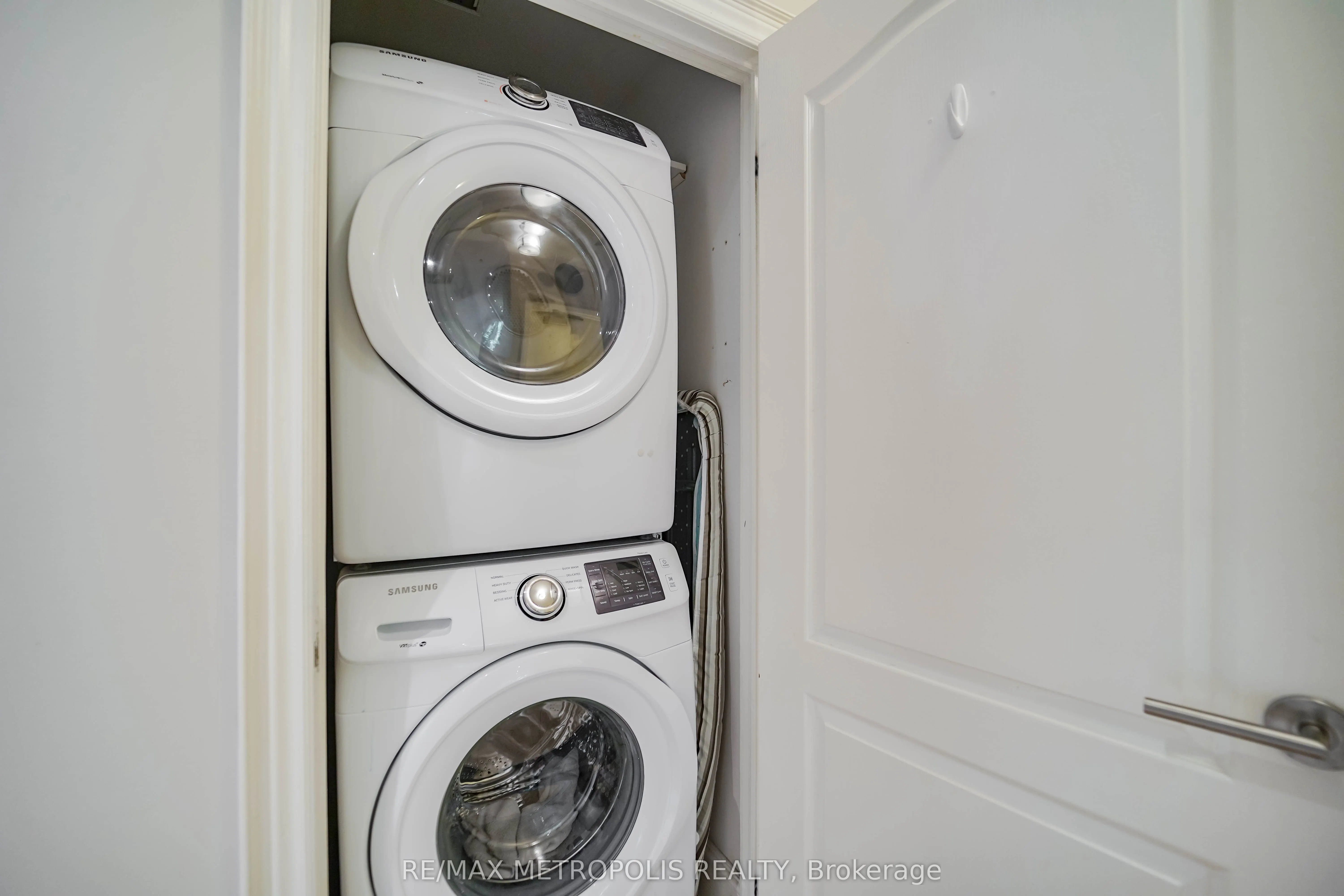 1 Watergarden Way, #201