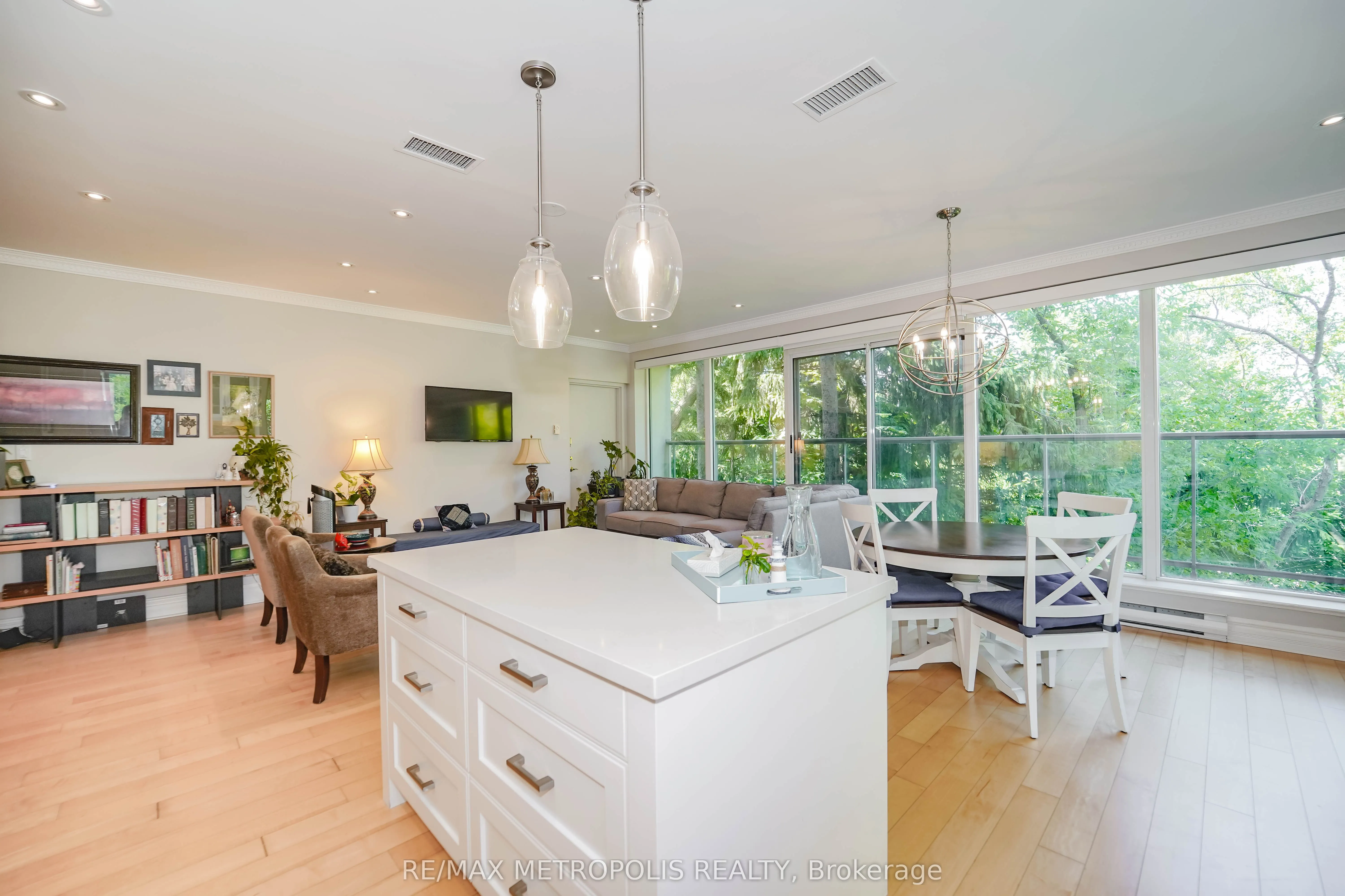 1 Watergarden Way, #201