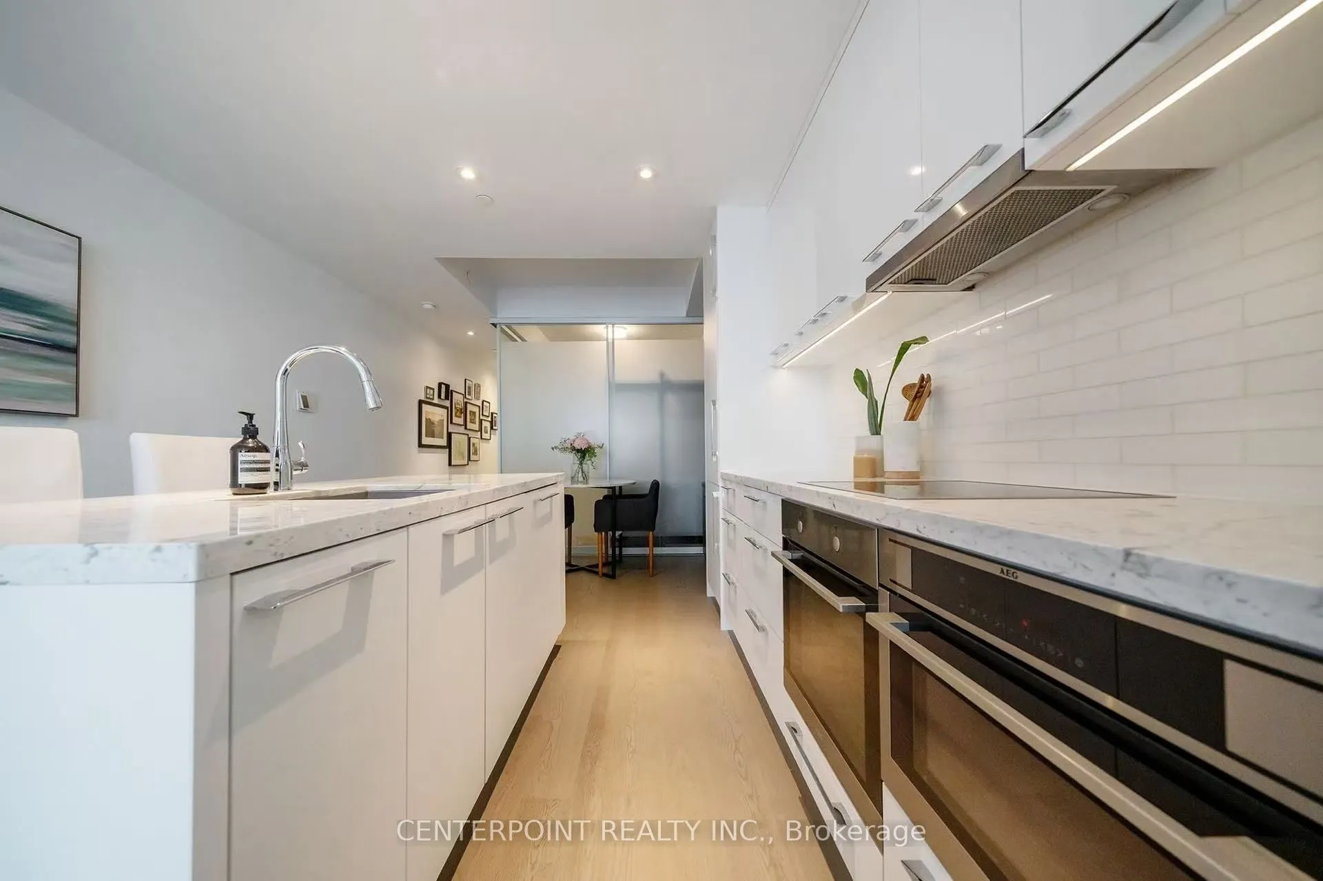 488 University Avenue, #2808