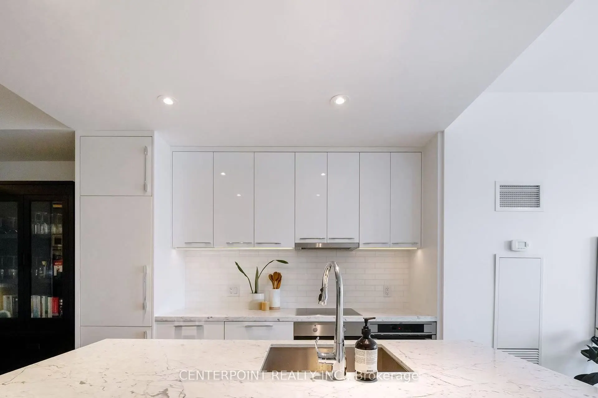 488 University Avenue, #2808