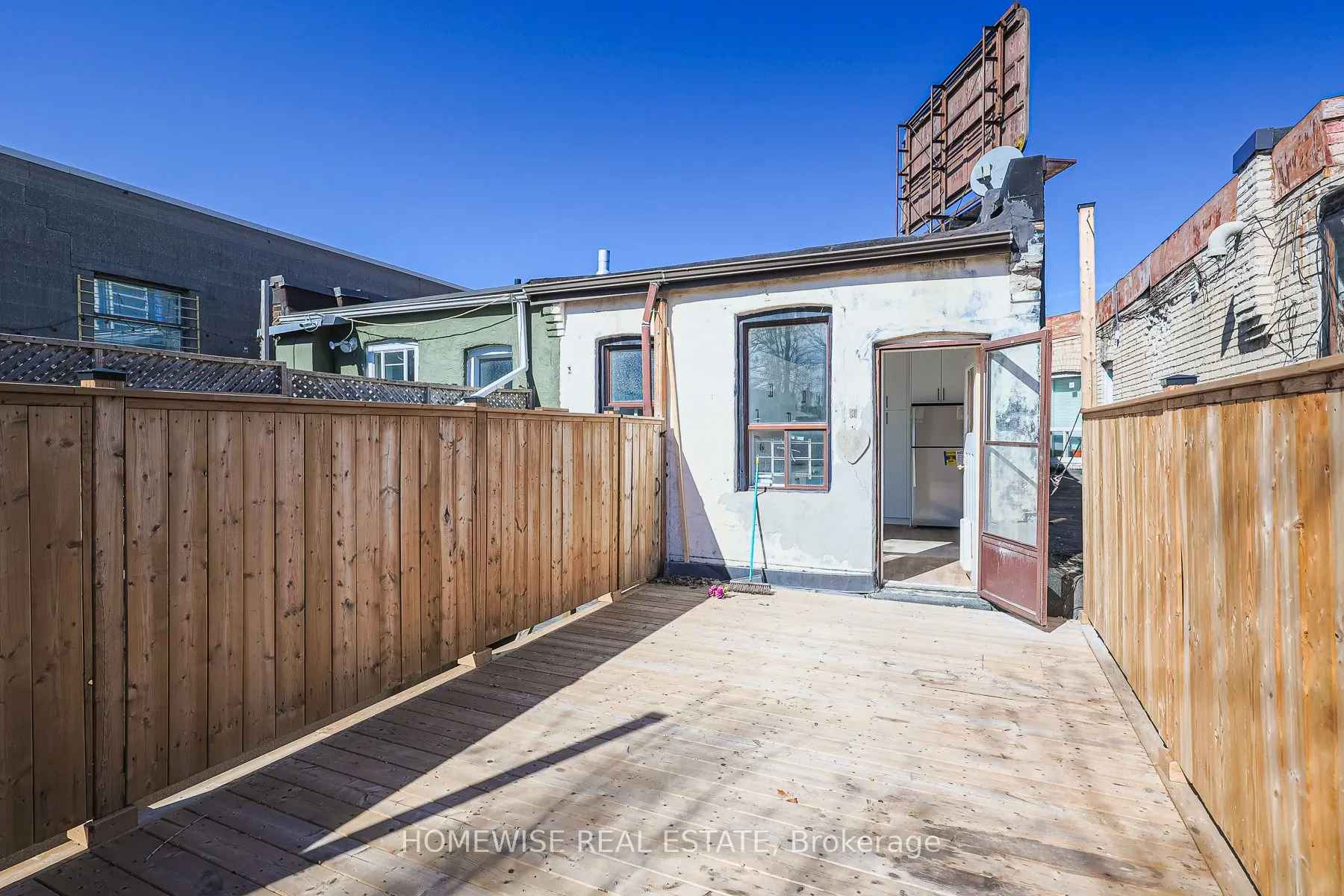 571 St Clair Avenue W