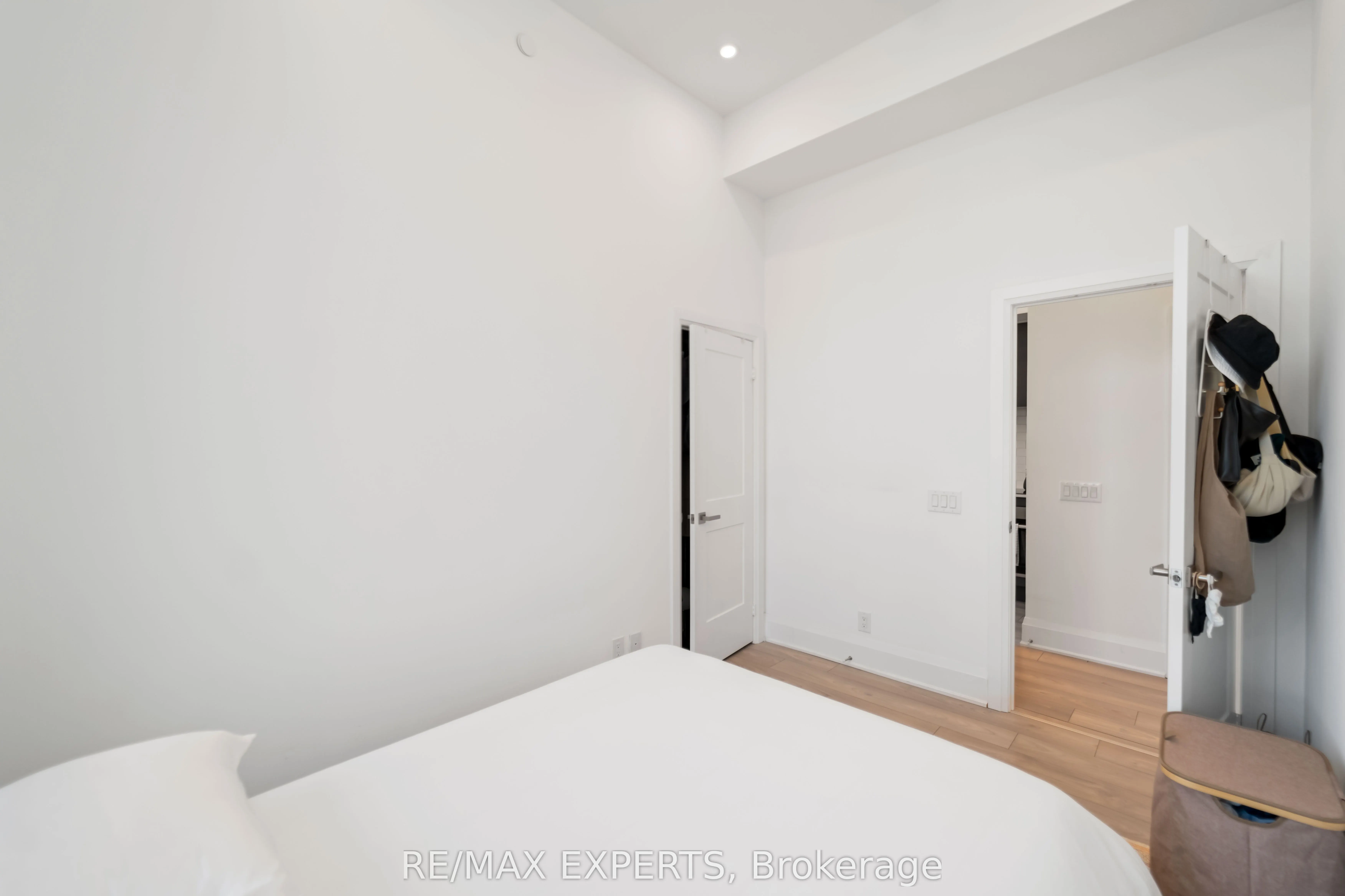 120 Parliament Street, #902