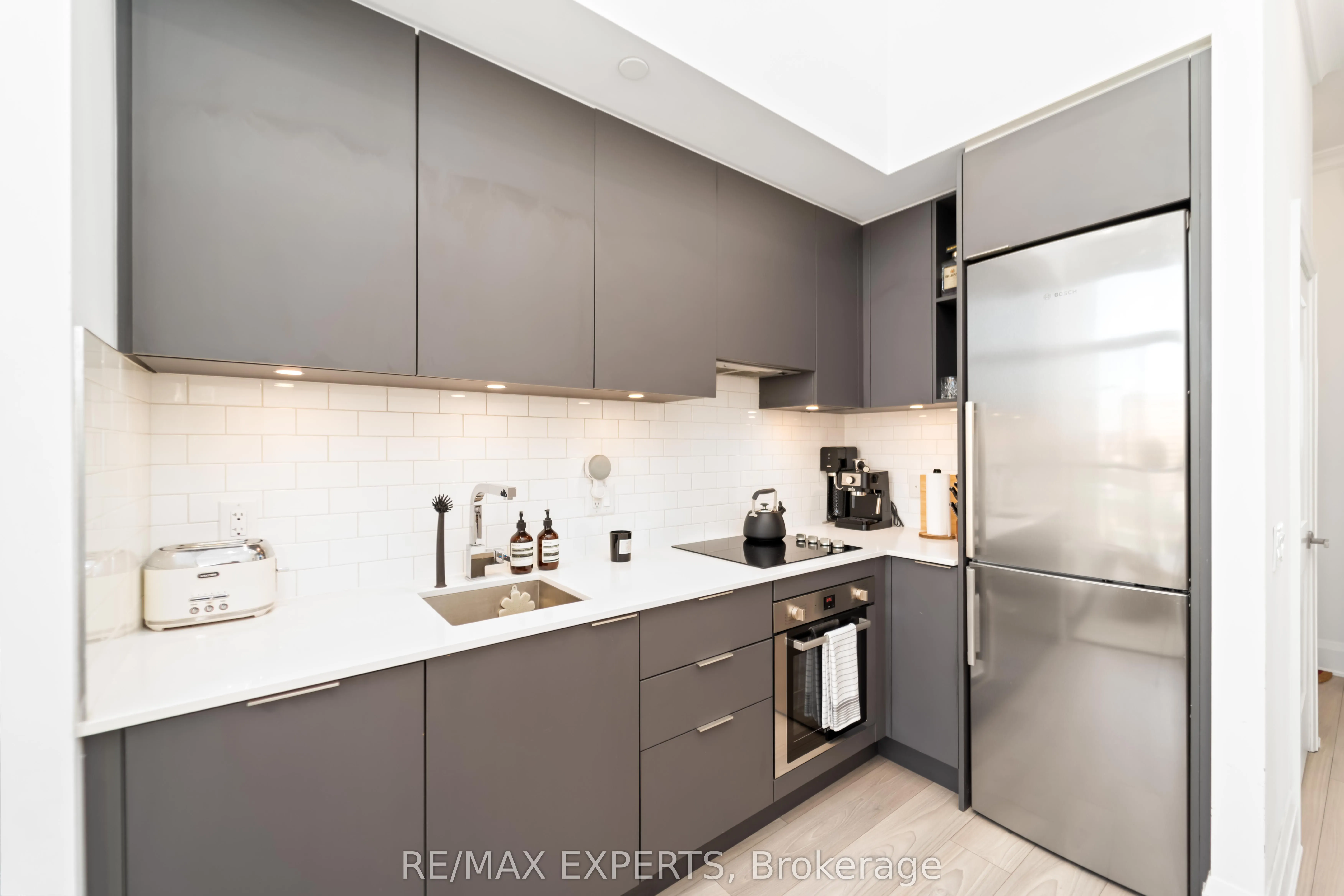 120 Parliament Street, #902