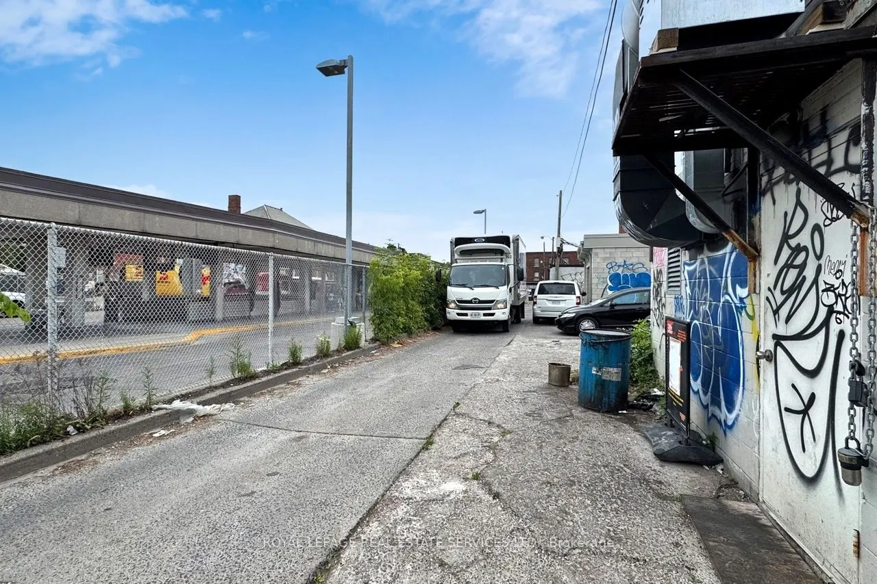 914 Bloor Street W