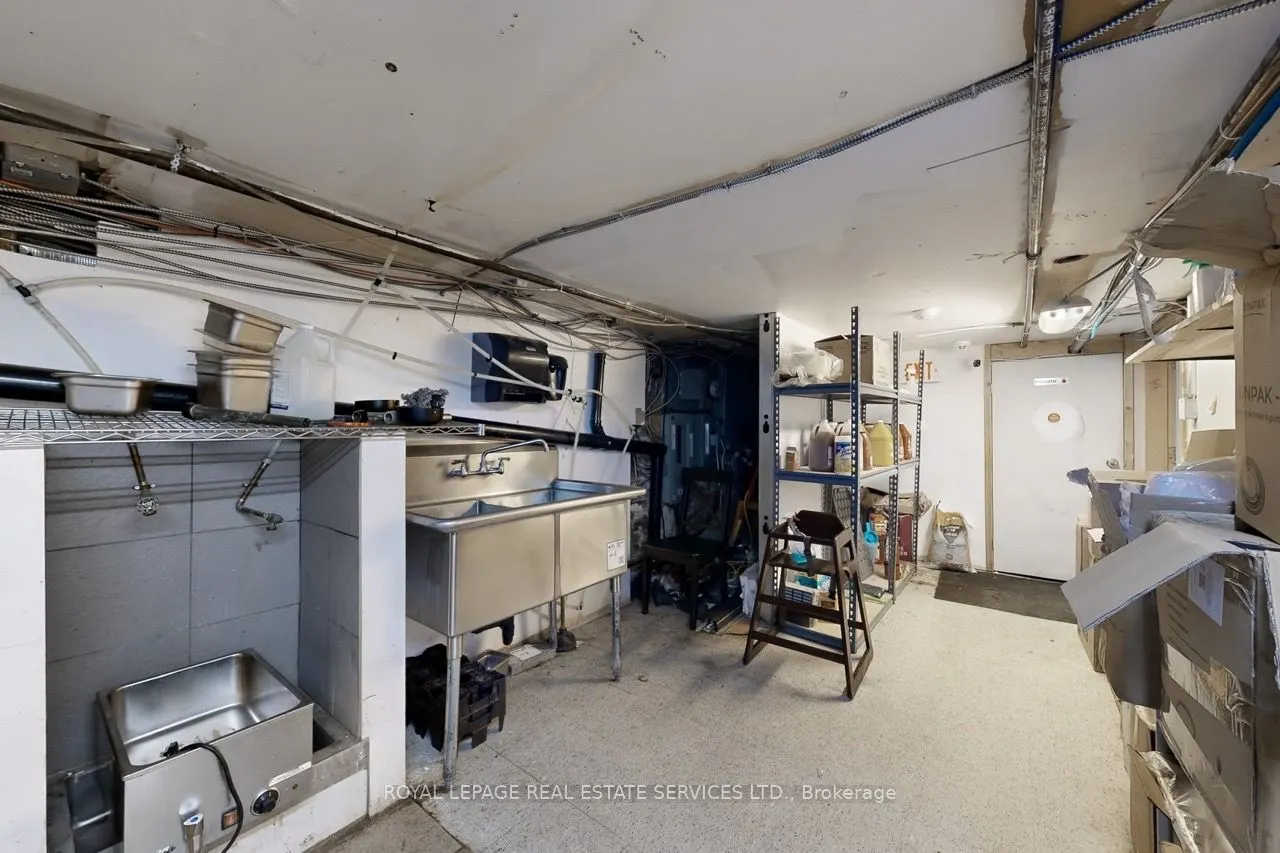 914 Bloor Street W