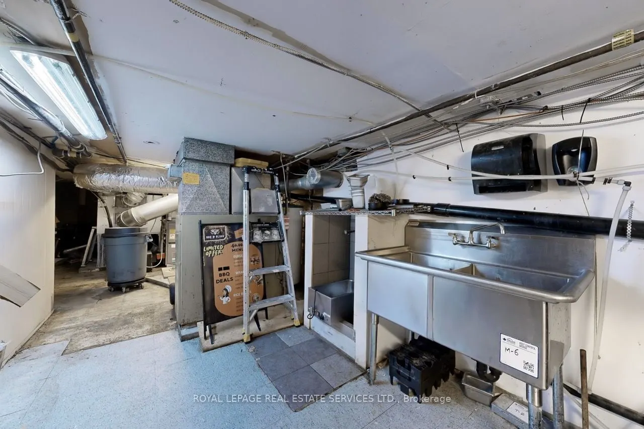 914 Bloor Street W