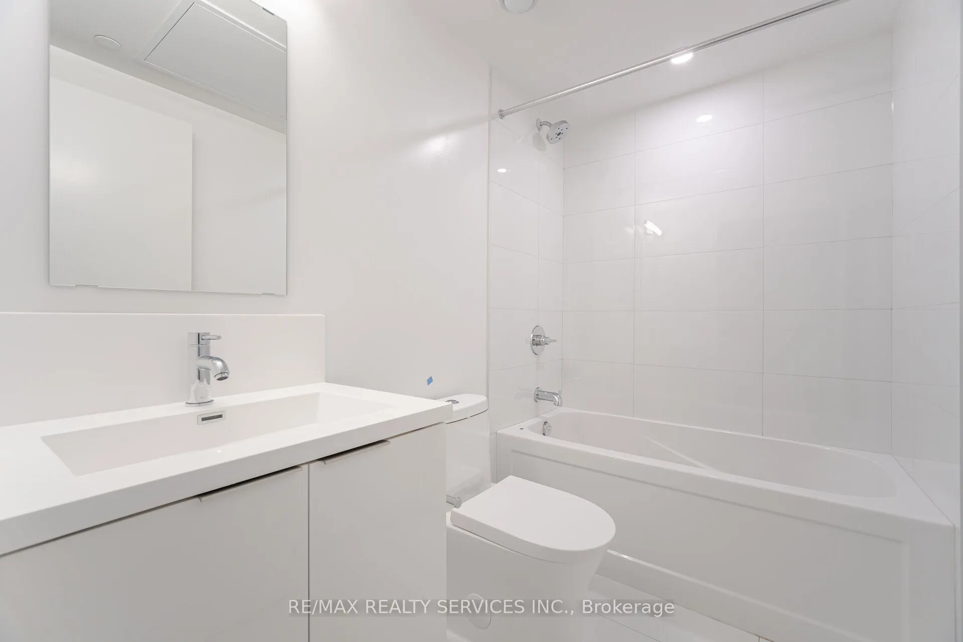 230 Simcoe Street, #2721