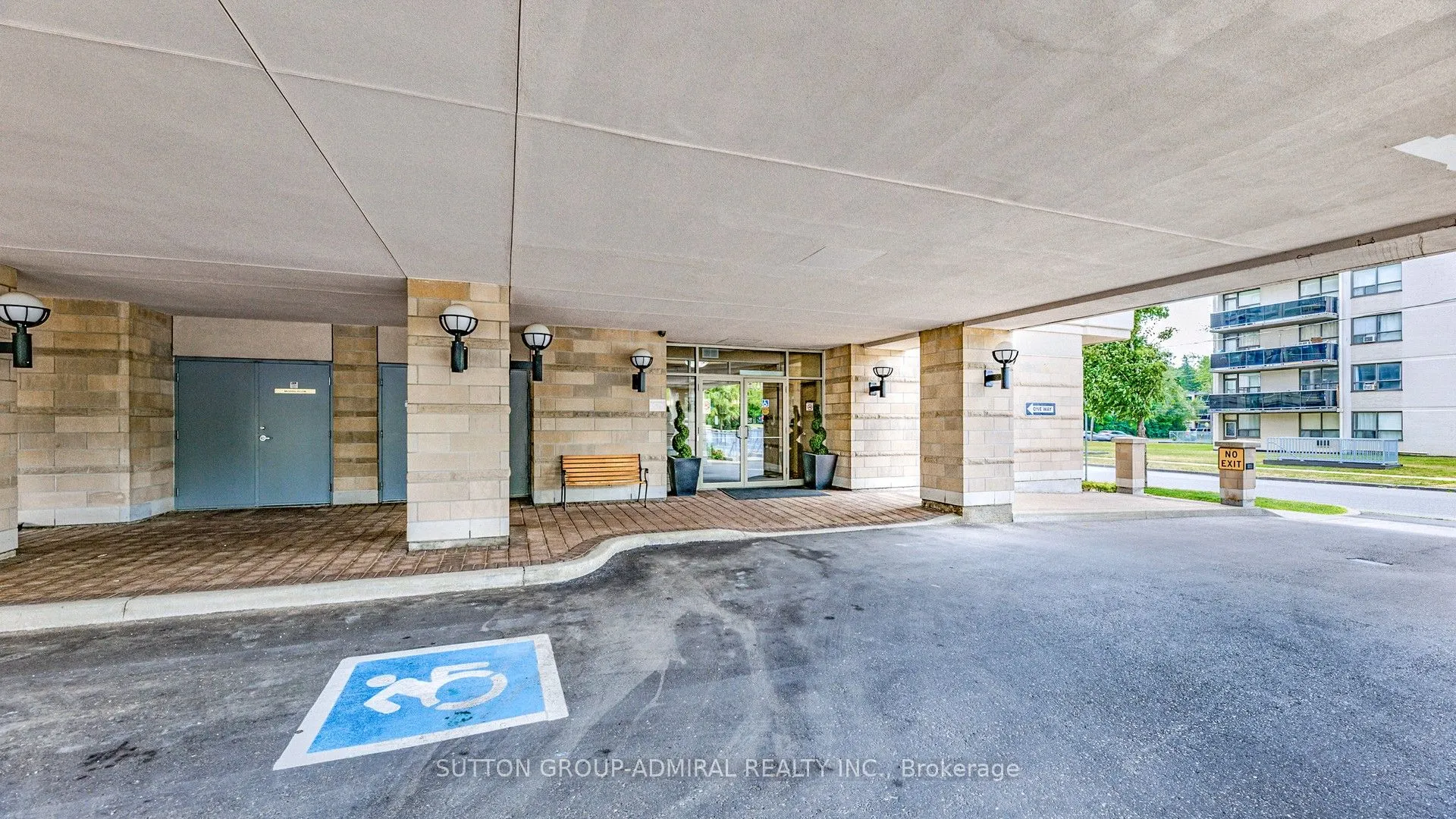 4200 Bathurst Street, #707