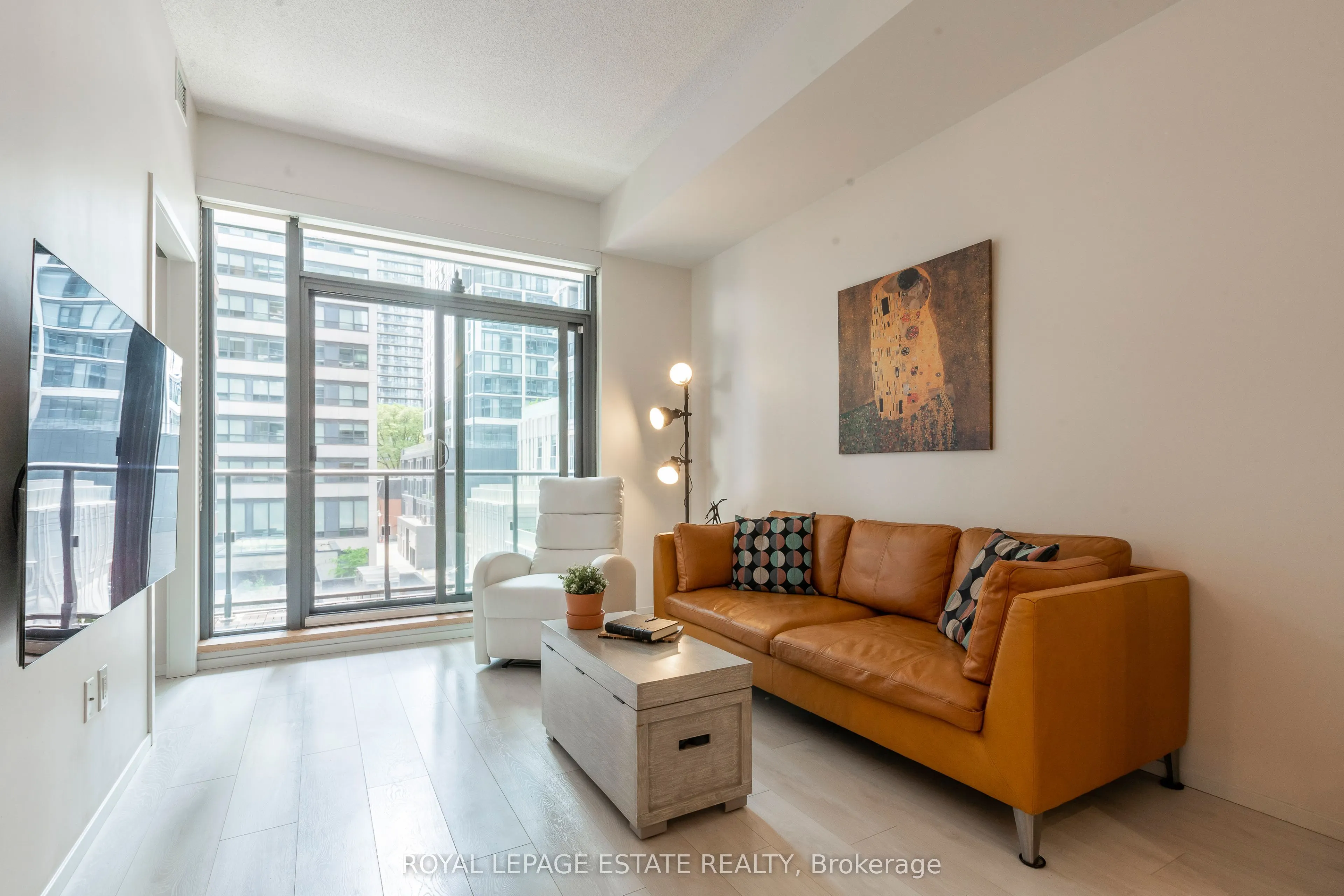 159 Dundas Street E, #404