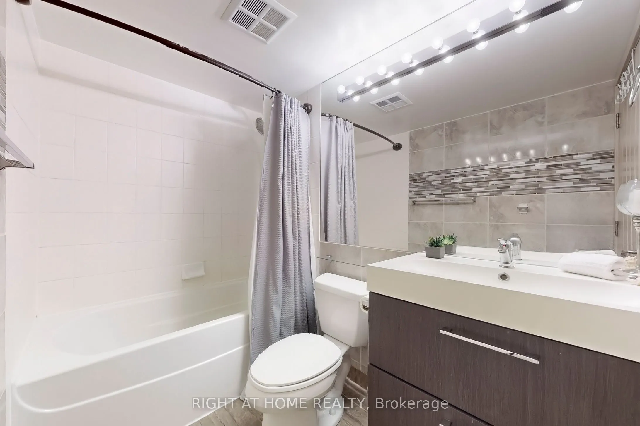 219 Fort York Boulevard, #2205