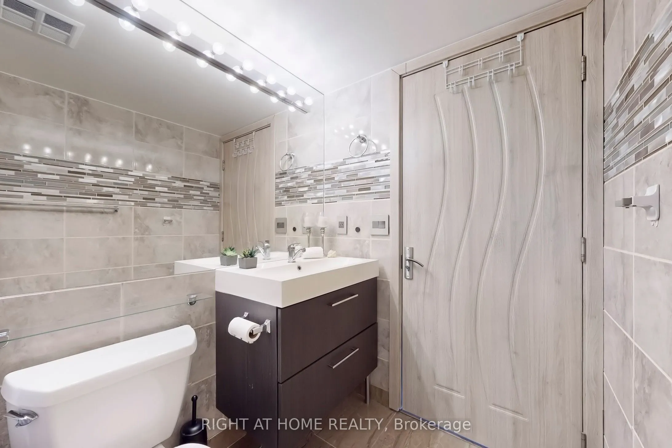 219 Fort York Boulevard, #2205