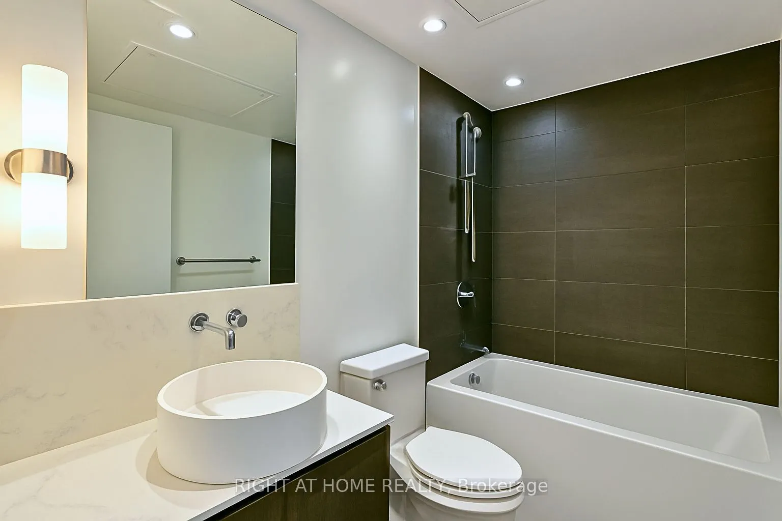 161 Roehampton Avenue, #724