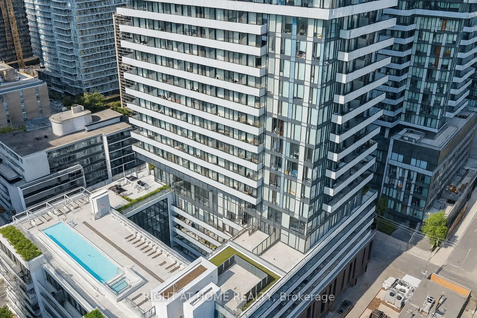 161 Roehampton Avenue, #724