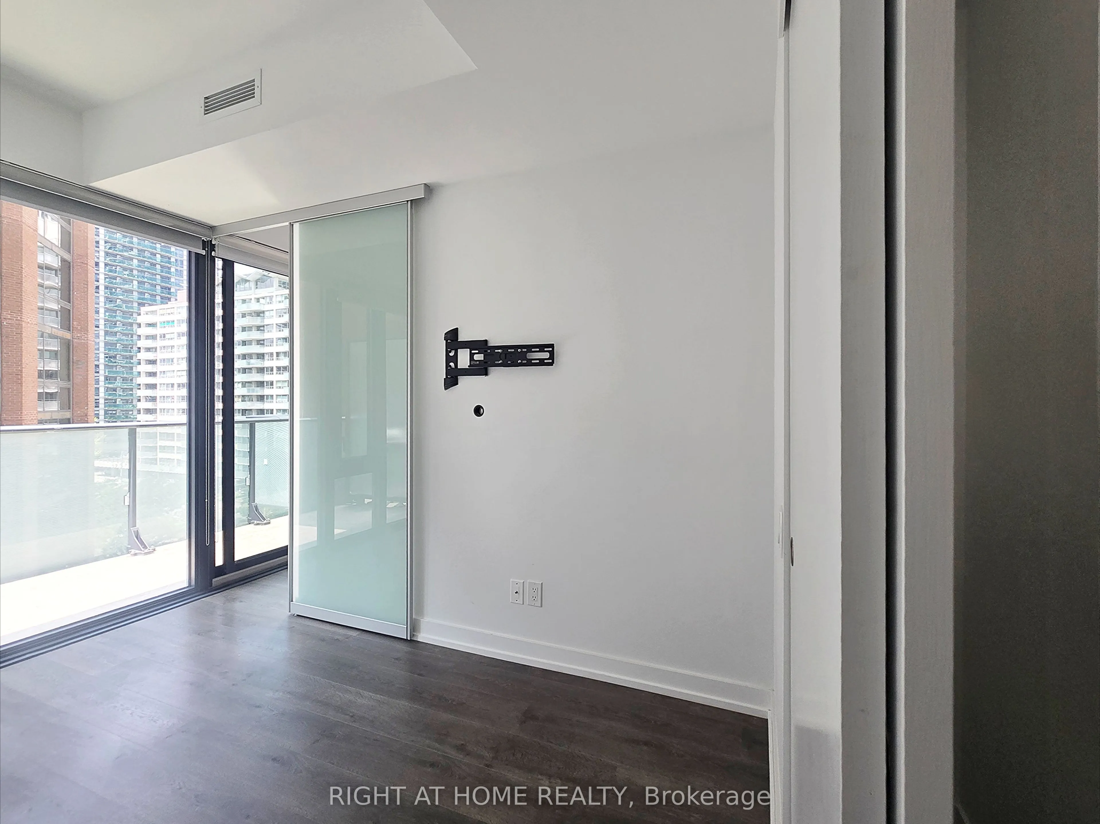 161 Roehampton Avenue, #724
