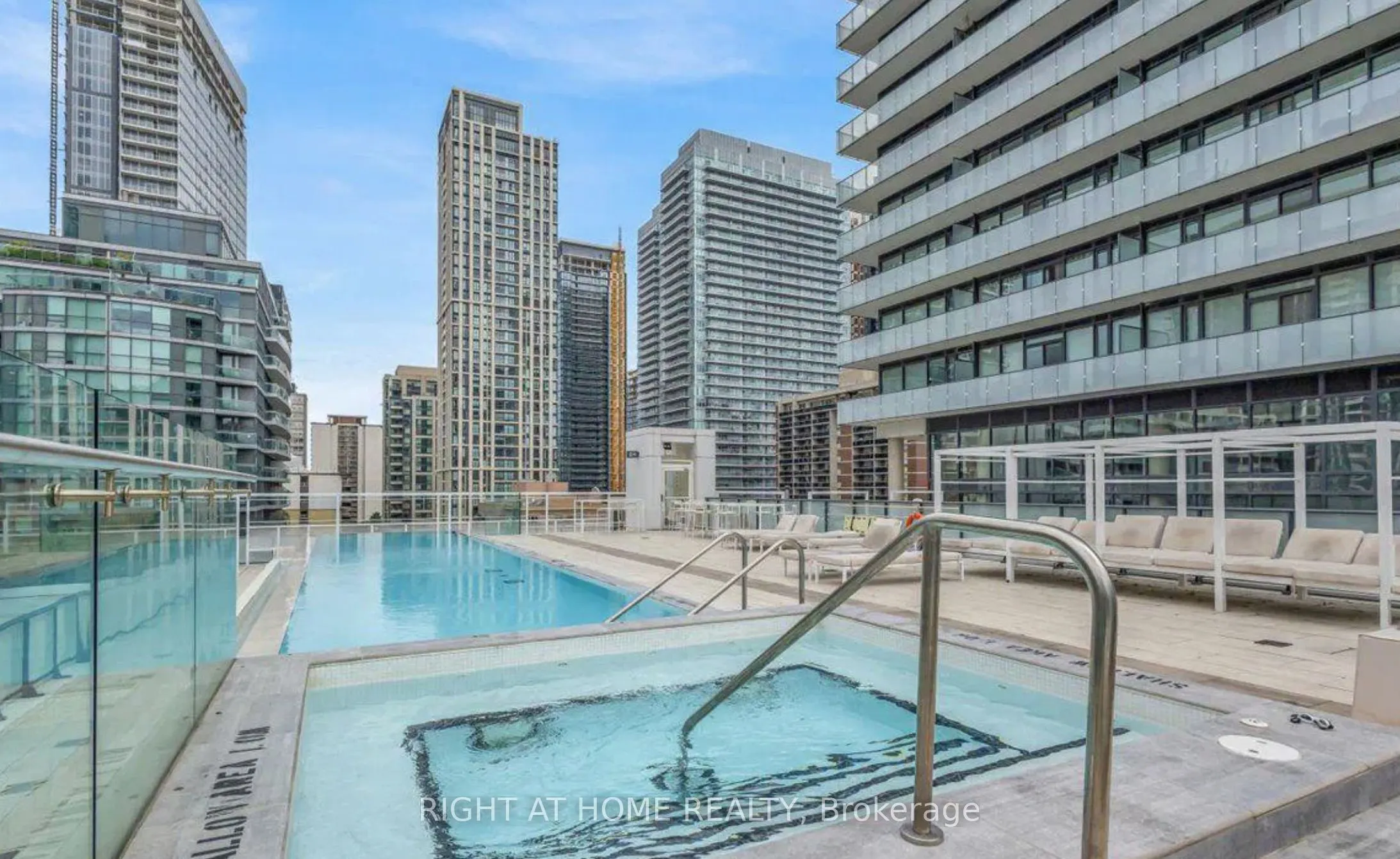 161 Roehampton Avenue, #724