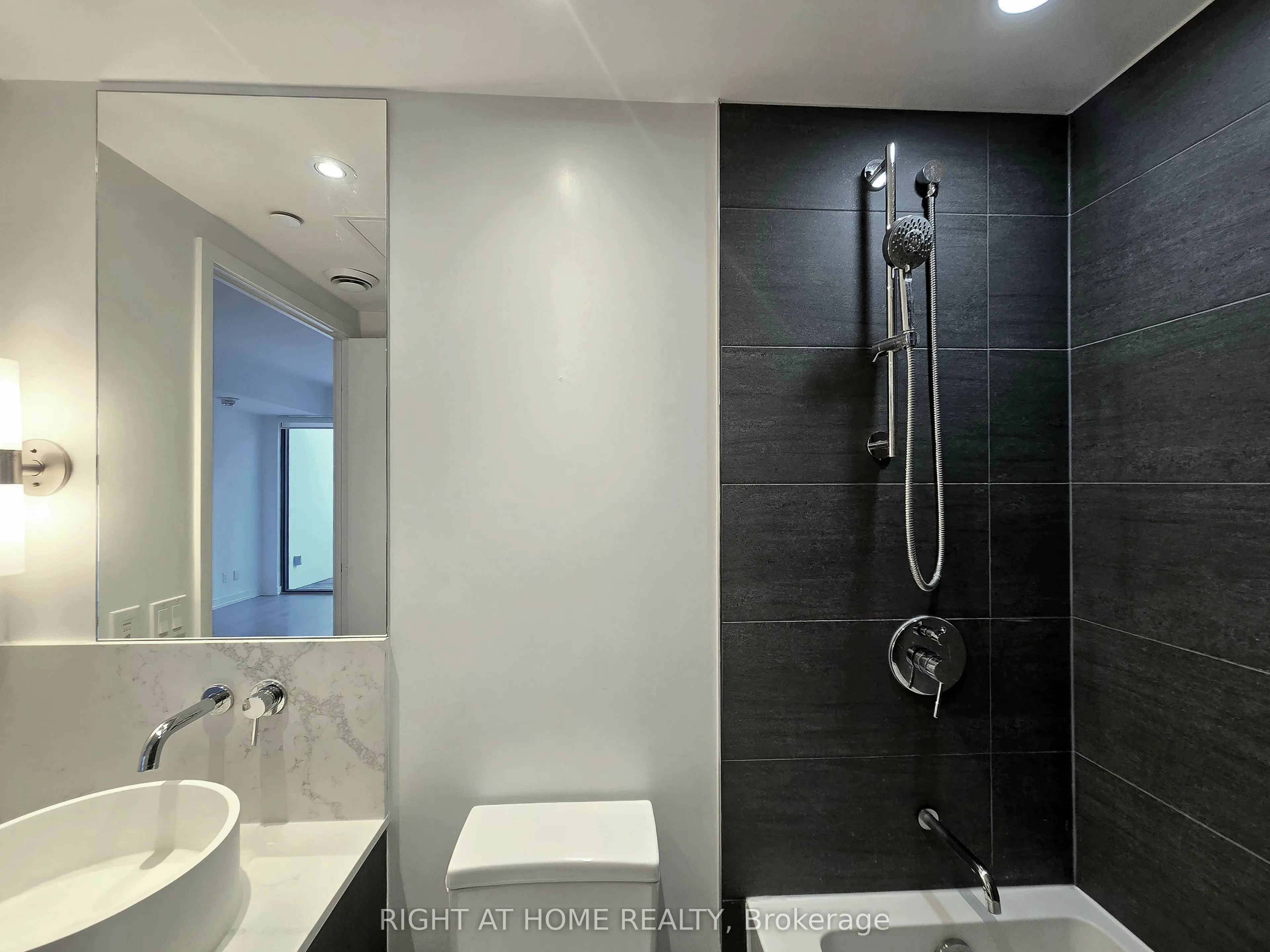 161 Roehampton Avenue, #724