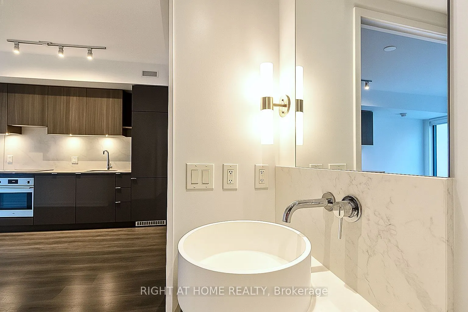 161 Roehampton Avenue, #724