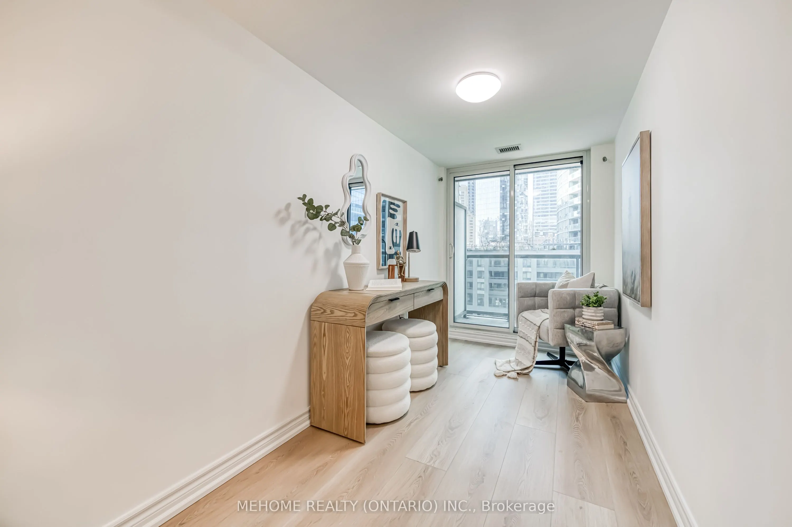 19 Grand Trunk Crescent, #702