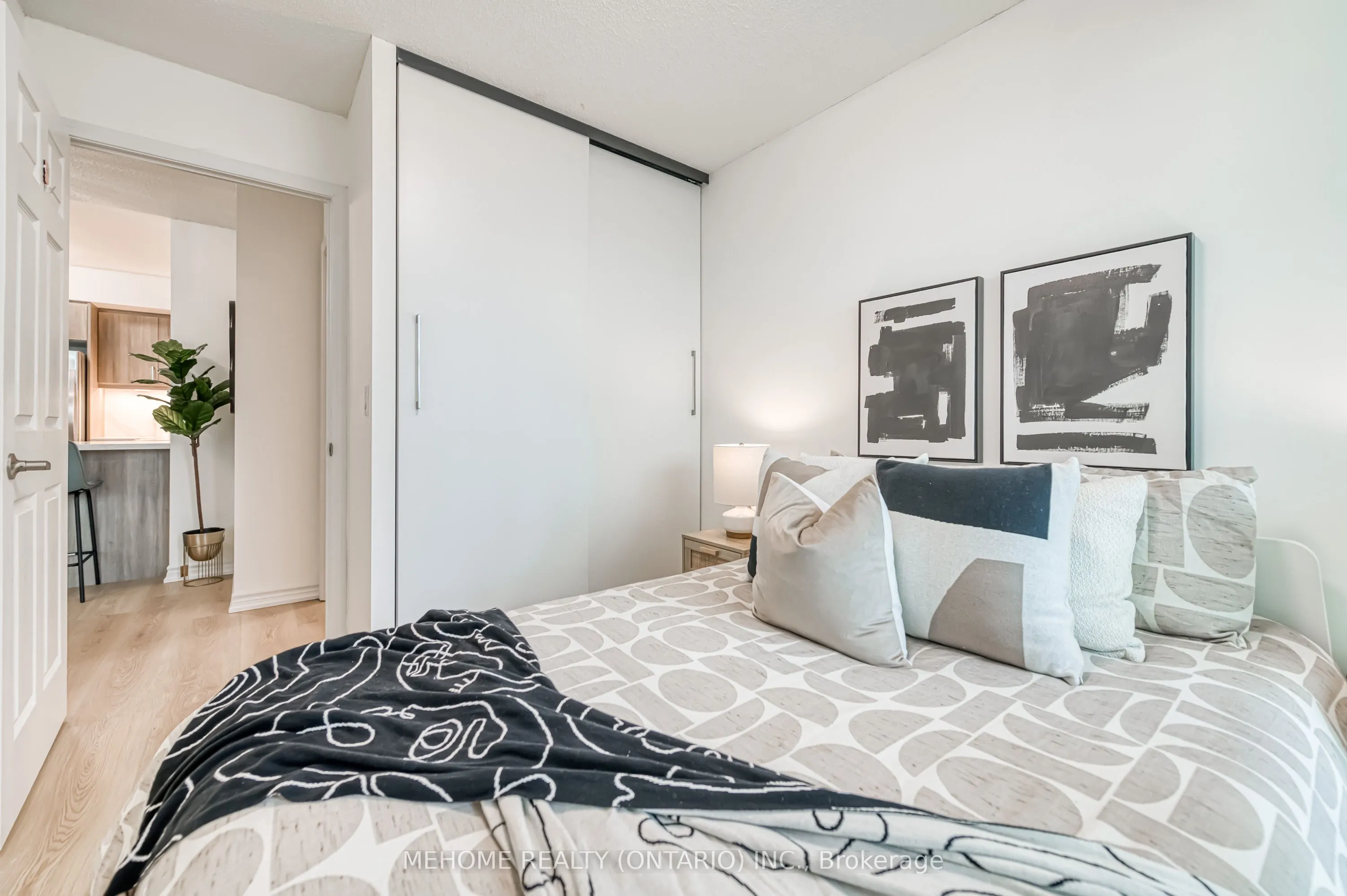19 Grand Trunk Crescent, #702