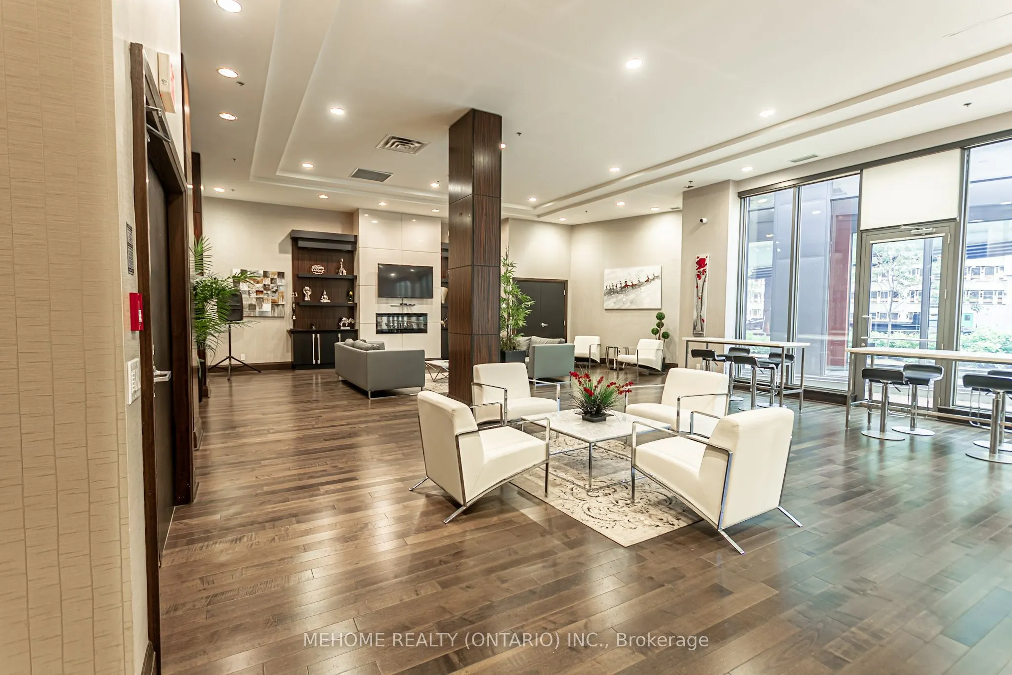 19 Grand Trunk Crescent, #702