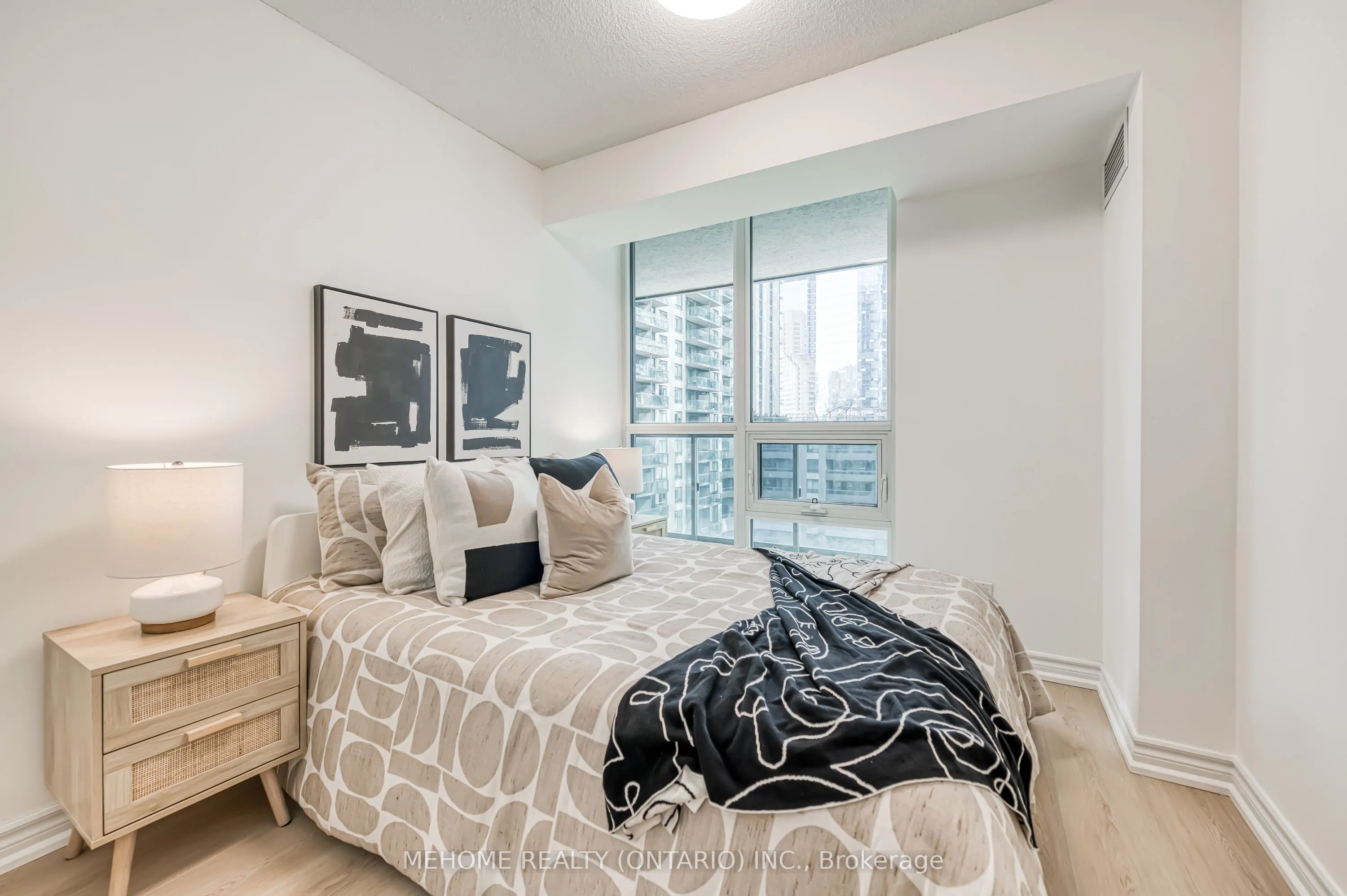 19 Grand Trunk Crescent, #702