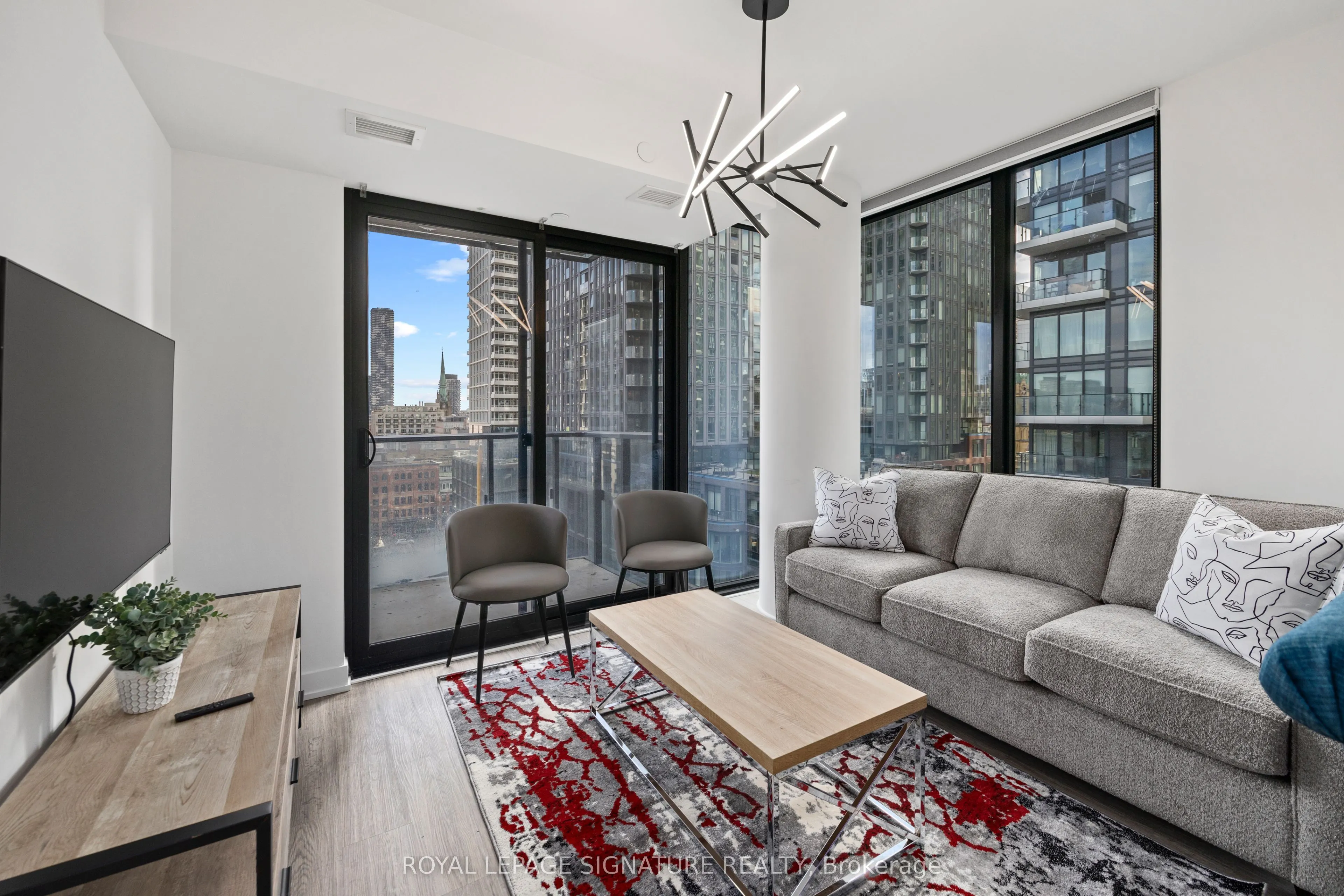 47 Mutual Street S, #1002