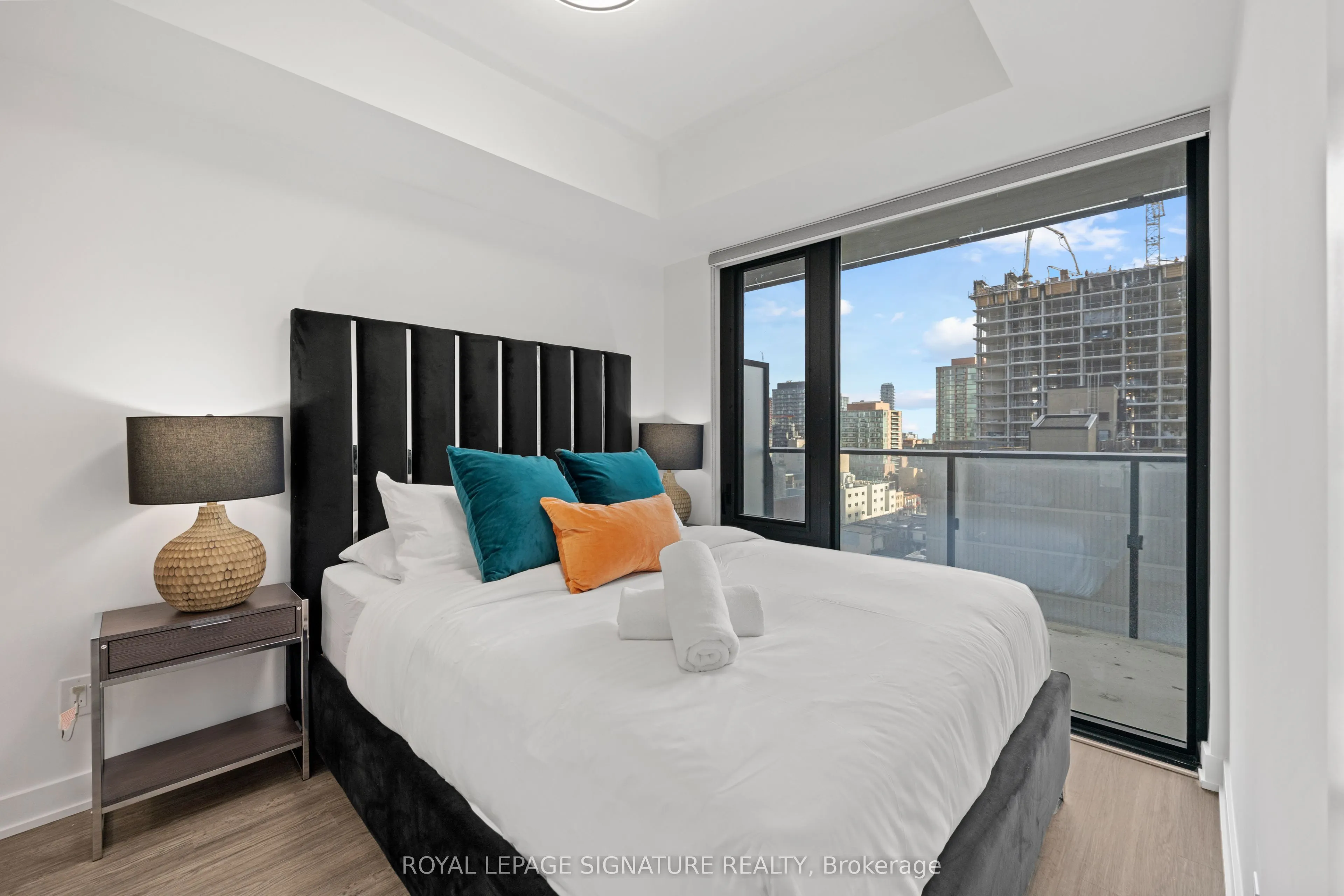 47 Mutual Street S, #1002