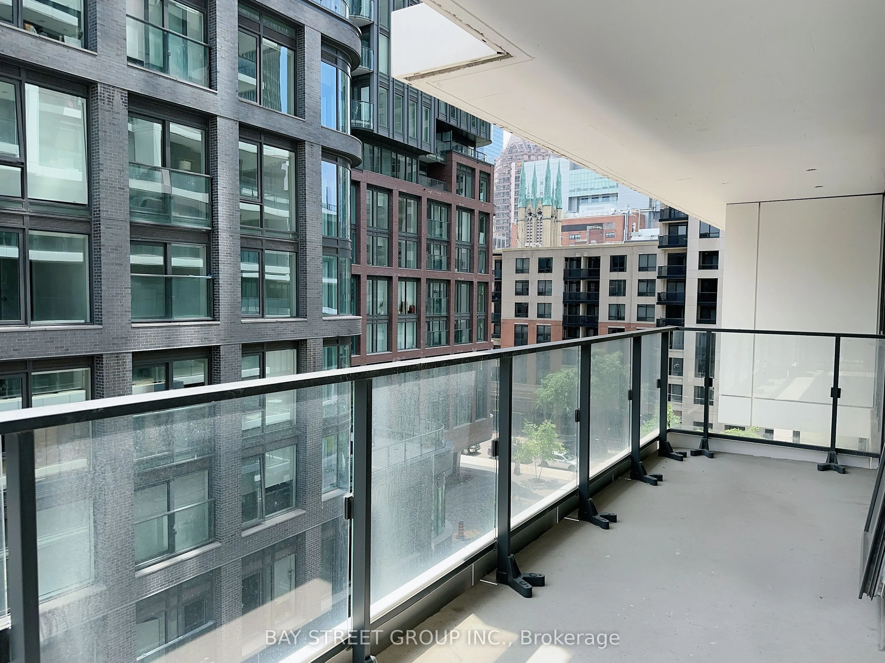 77 Shuter Street, #606