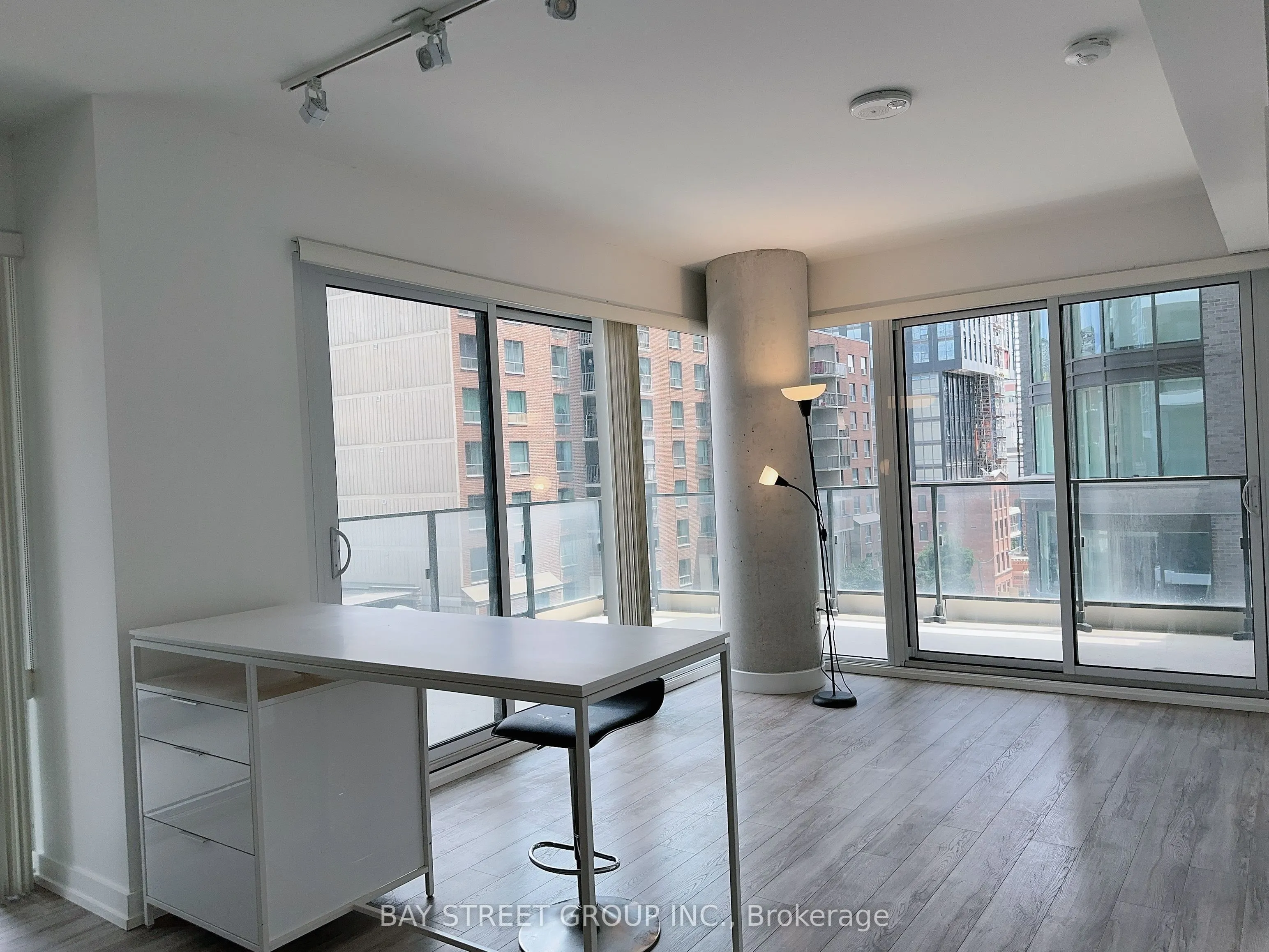77 Shuter Street, #606