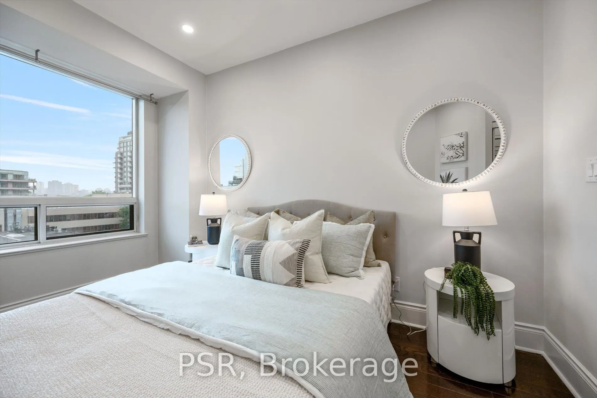 102 Bloor Street W, #601