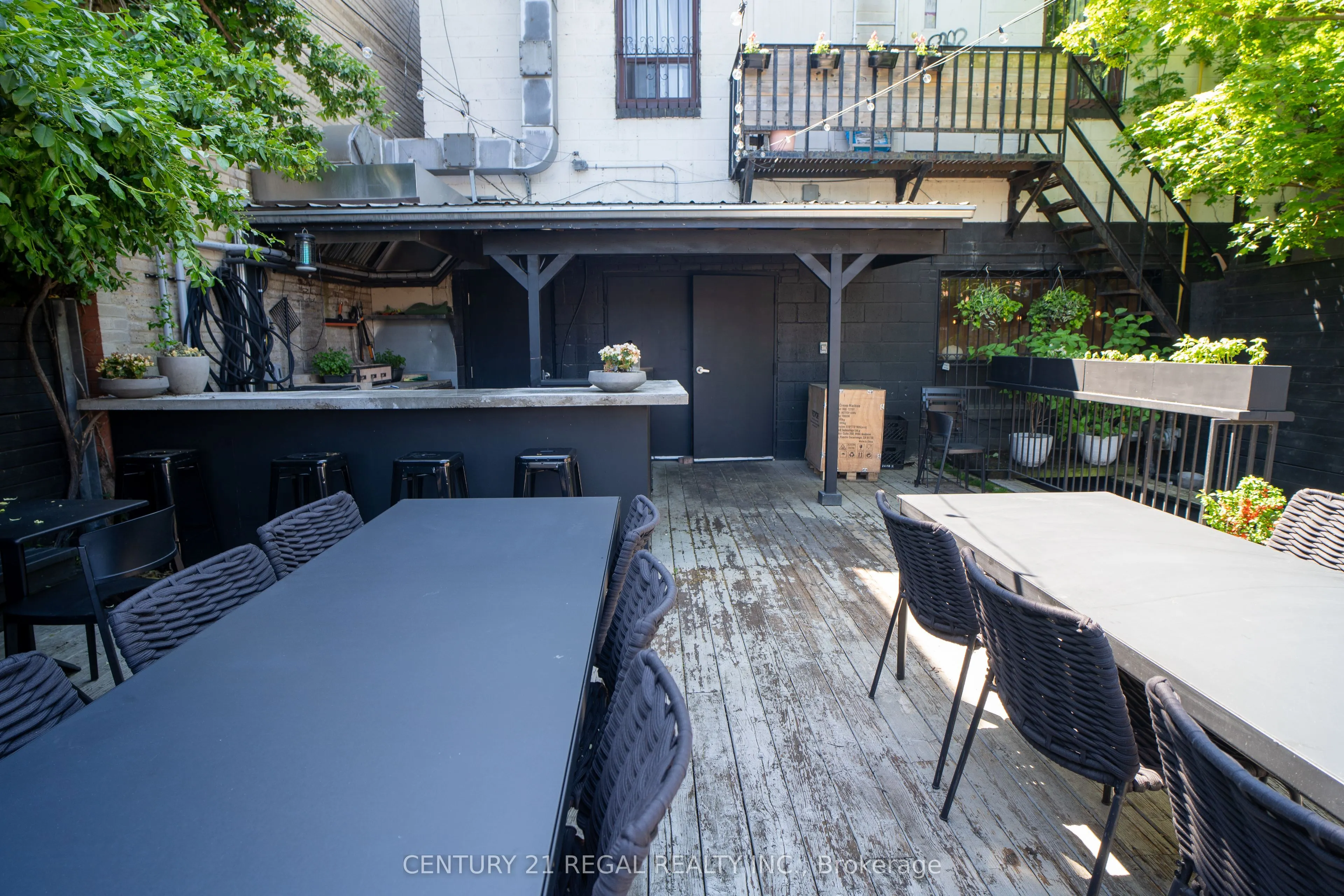 920-922 Queen Street W