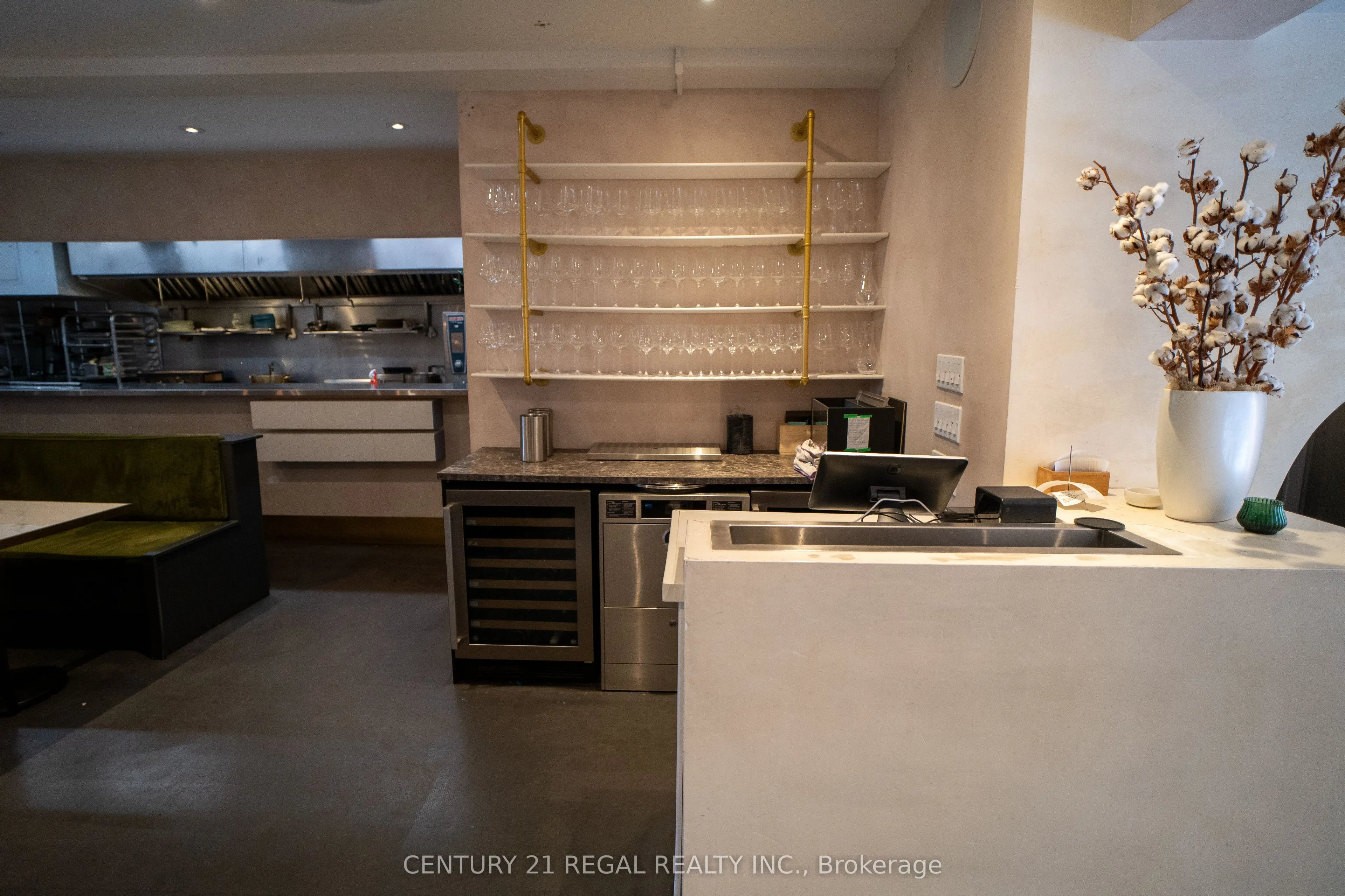 920-922 Queen Street W