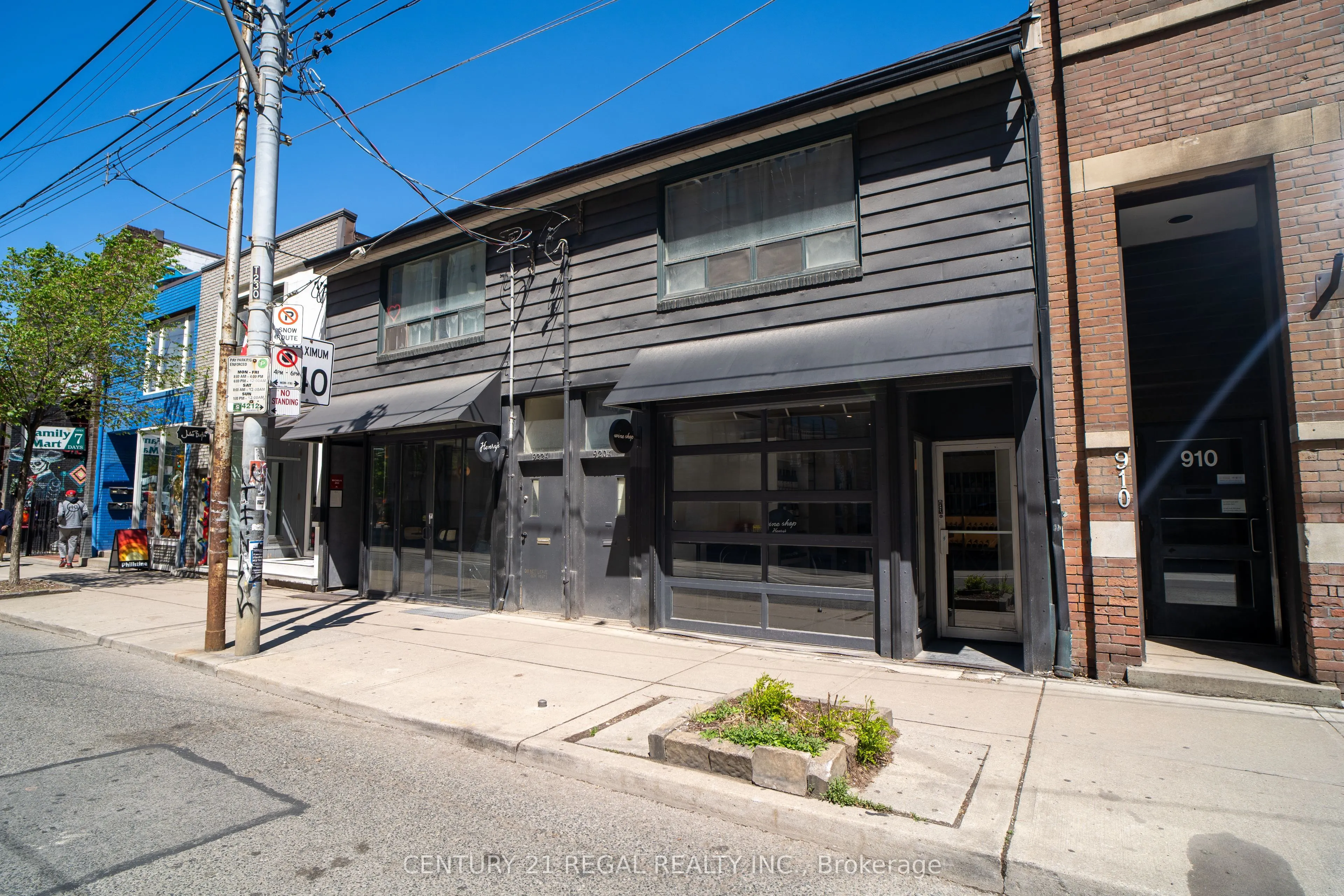920-922 Queen Street W