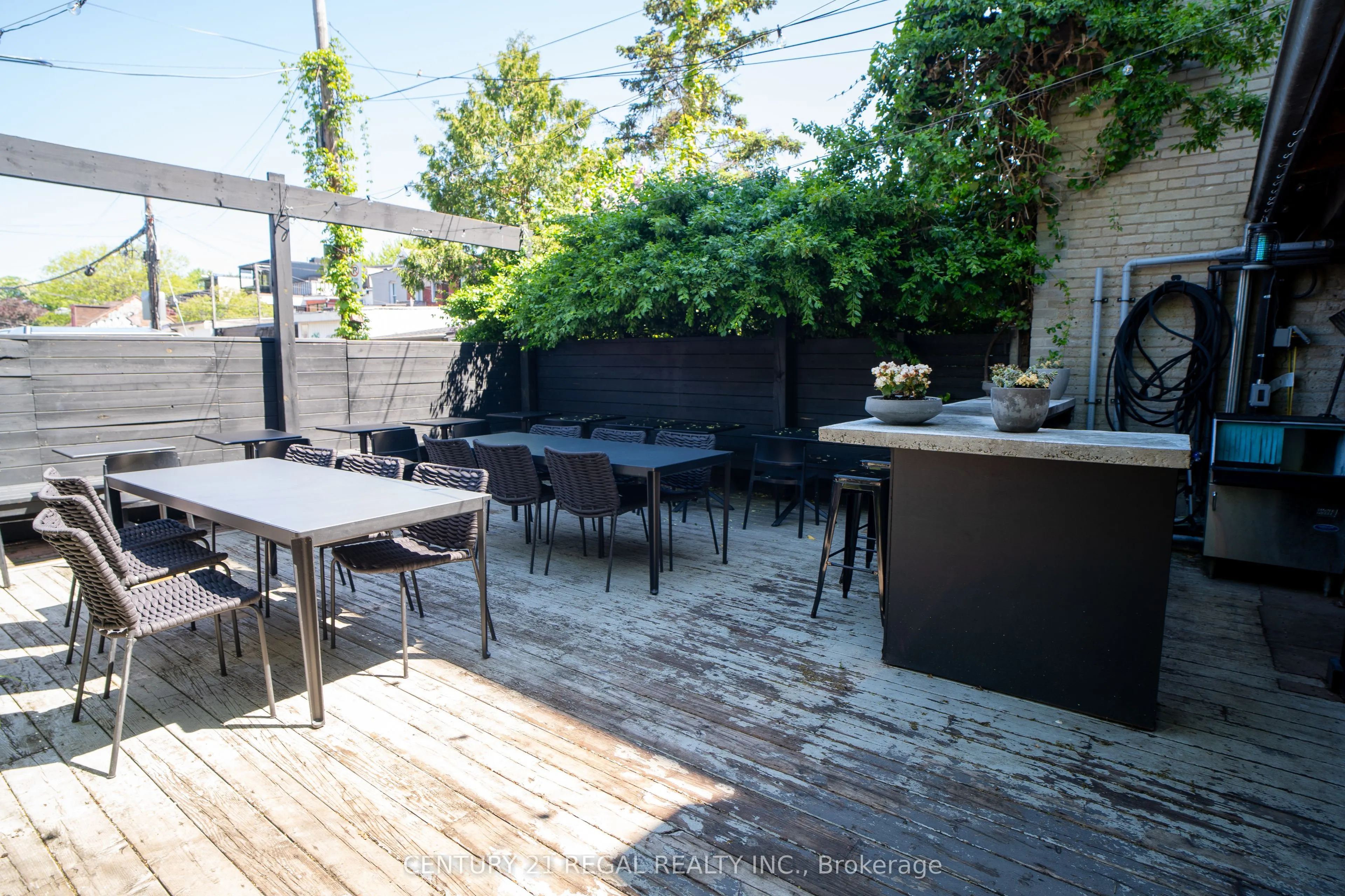 920-922 Queen Street W