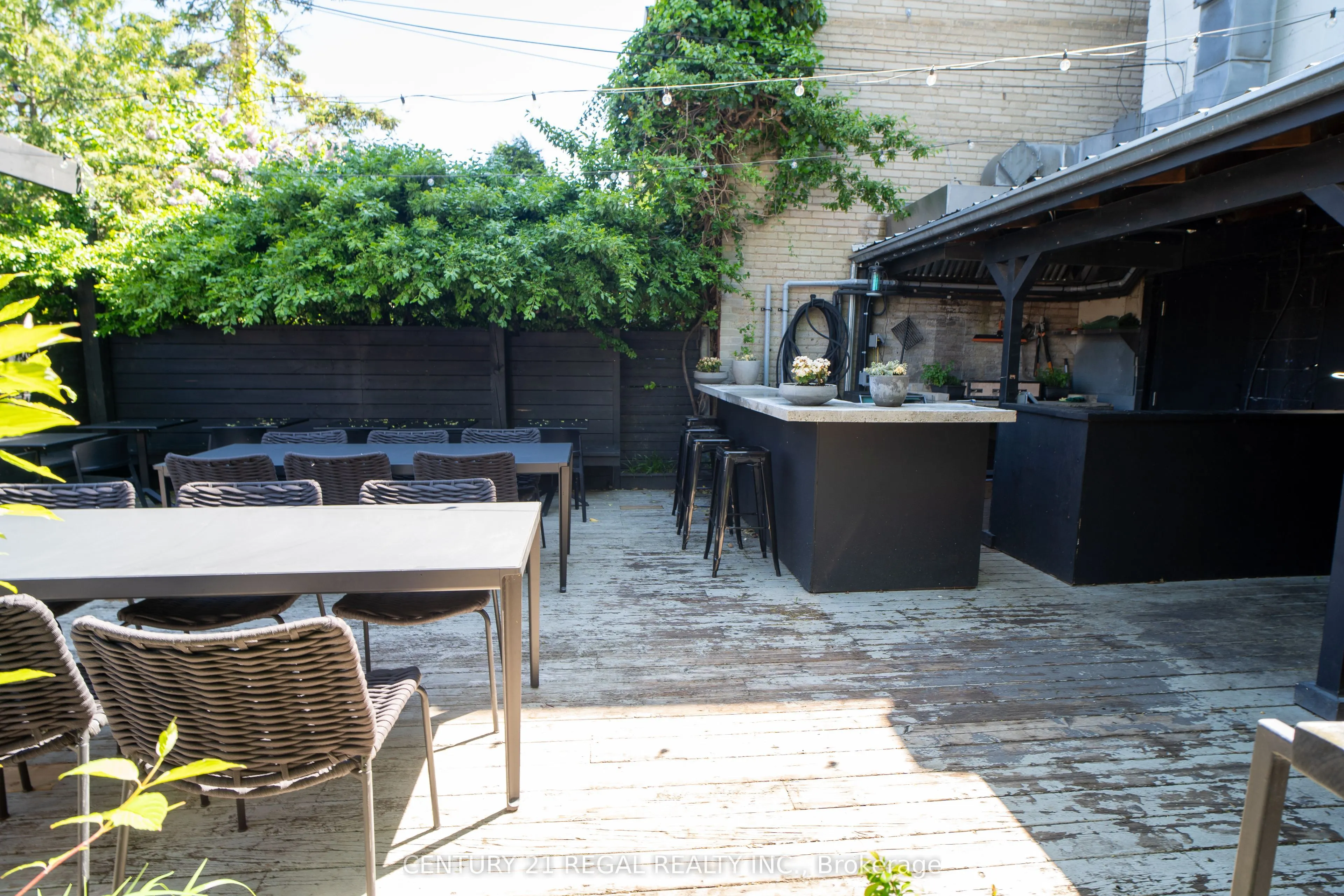 920-922 Queen Street W