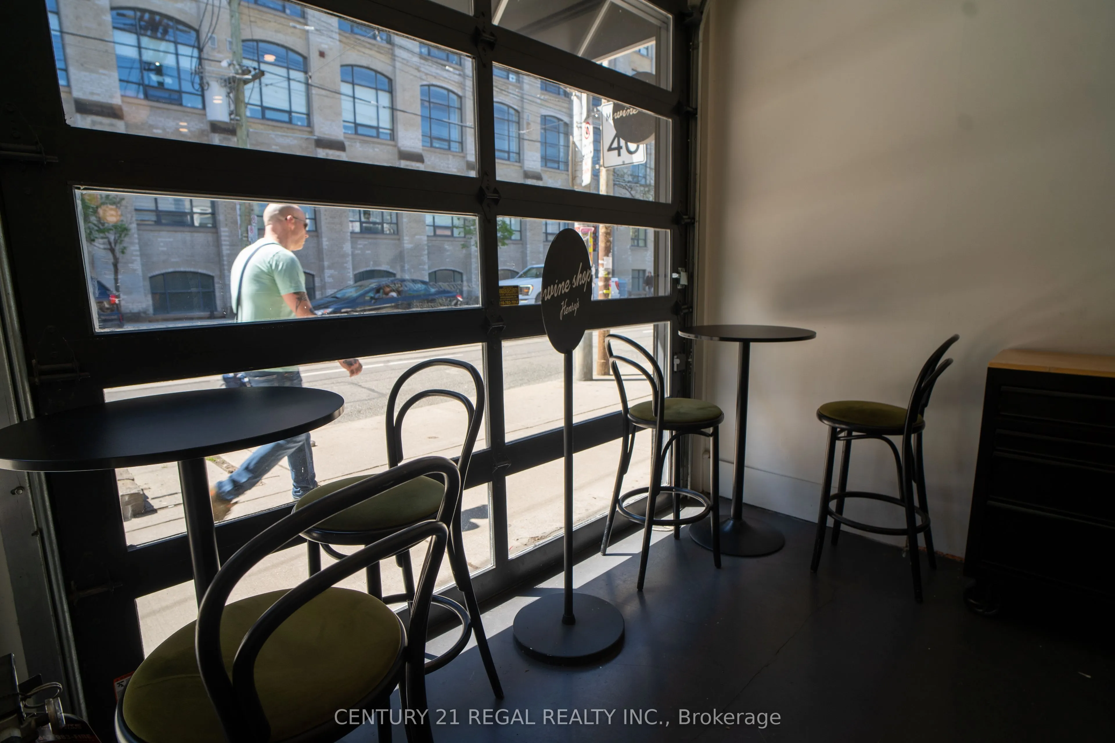 920-922 Queen Street W