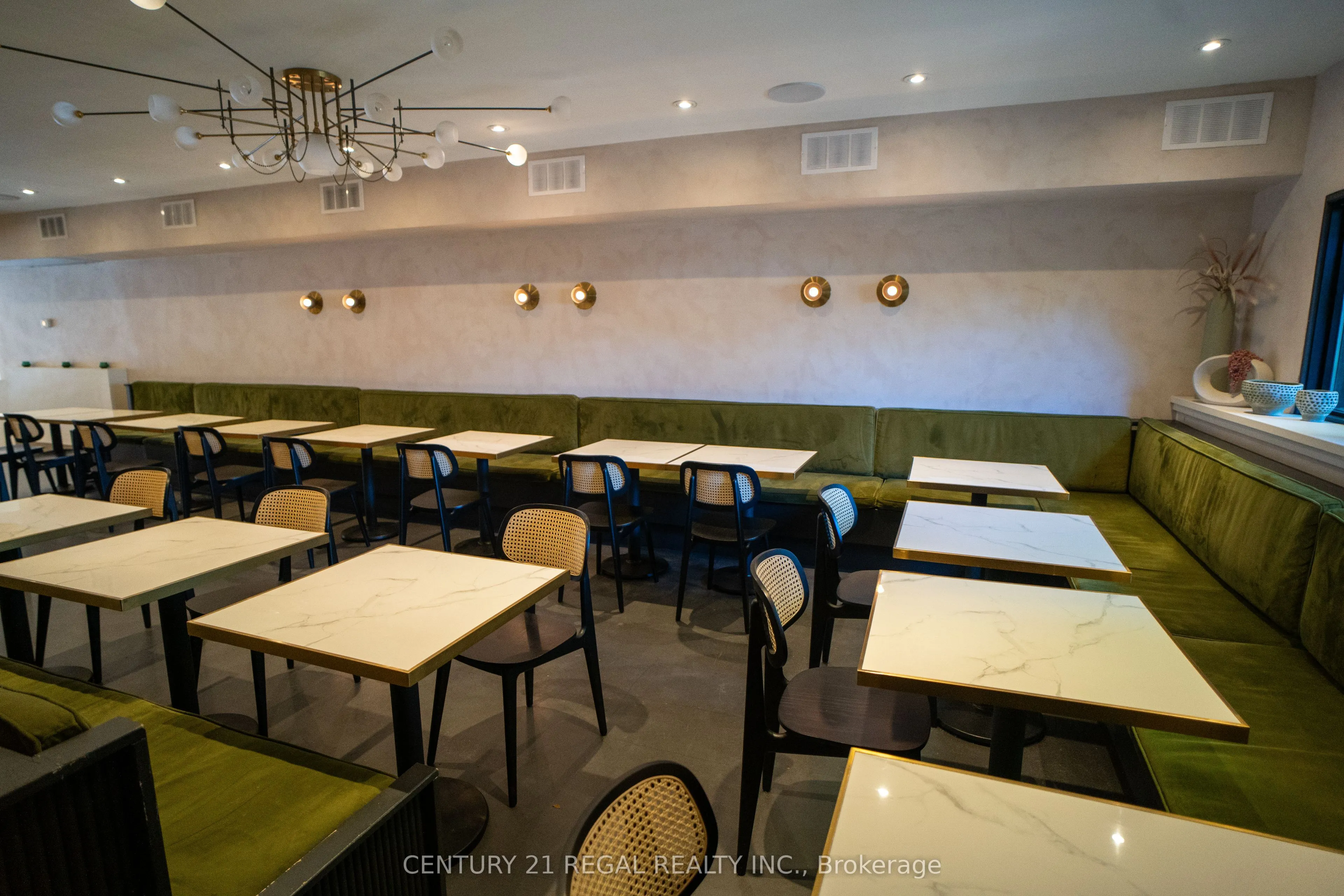 920-922 Queen Street W