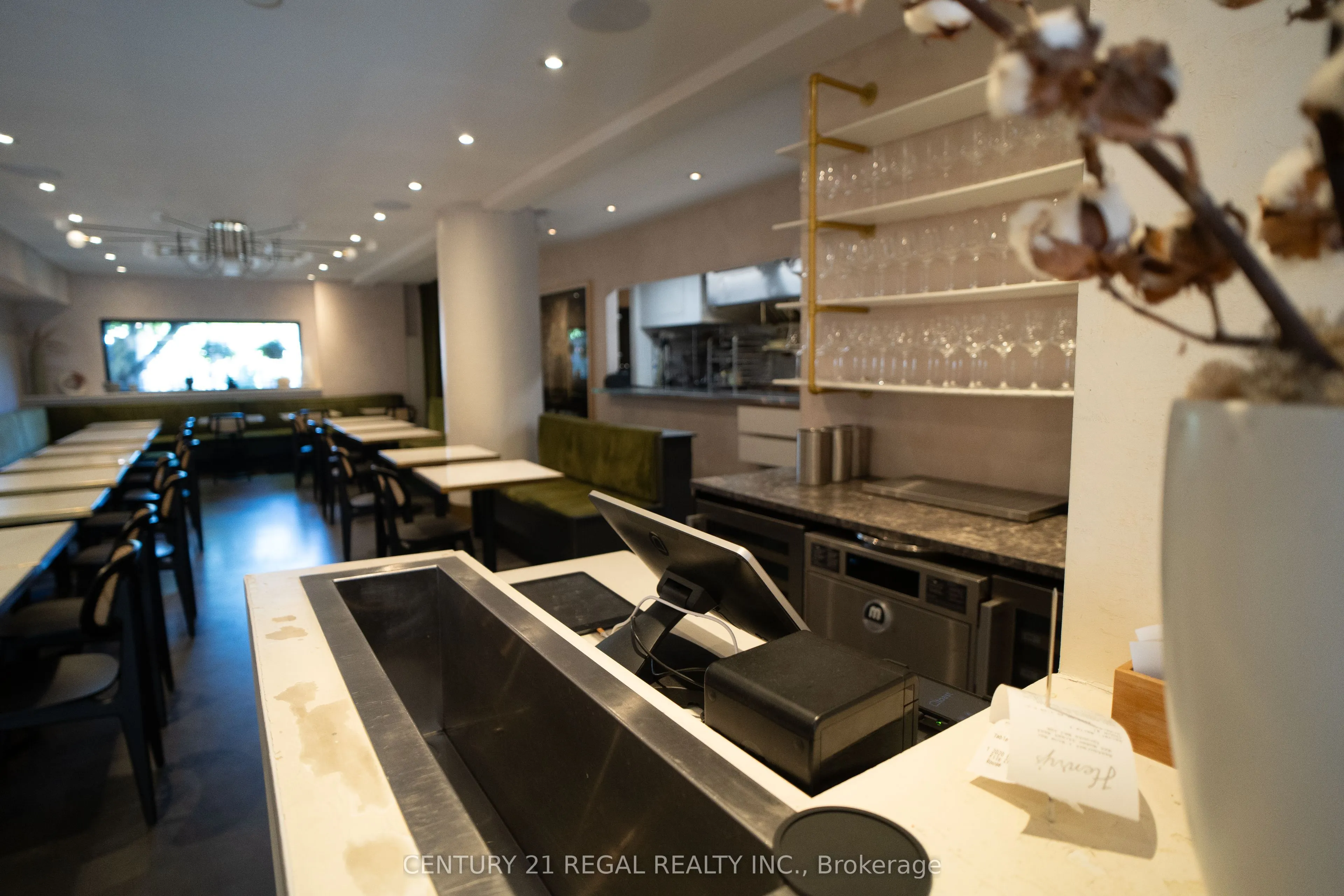 920-922 Queen Street W
