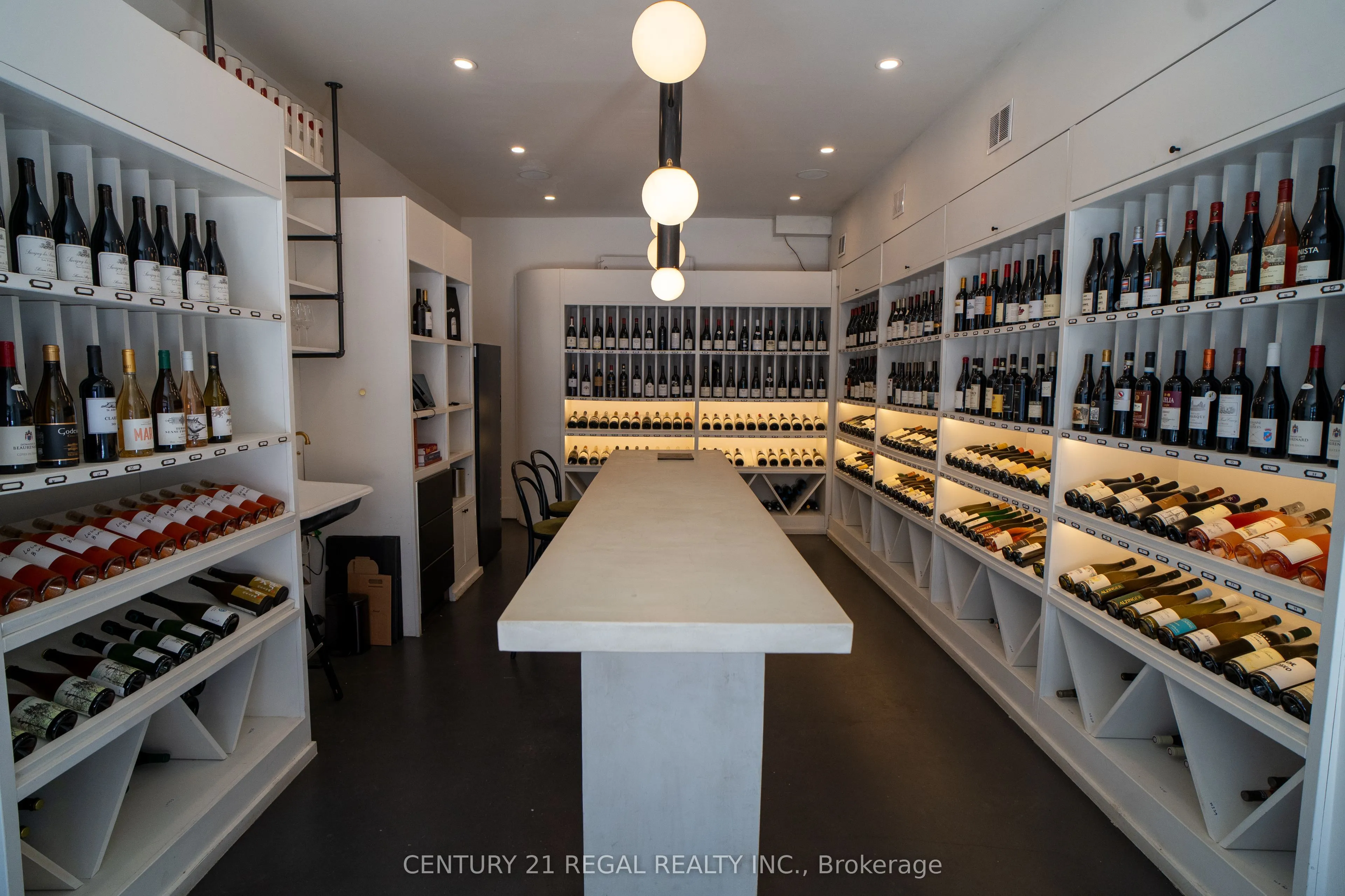 920-922 Queen Street W