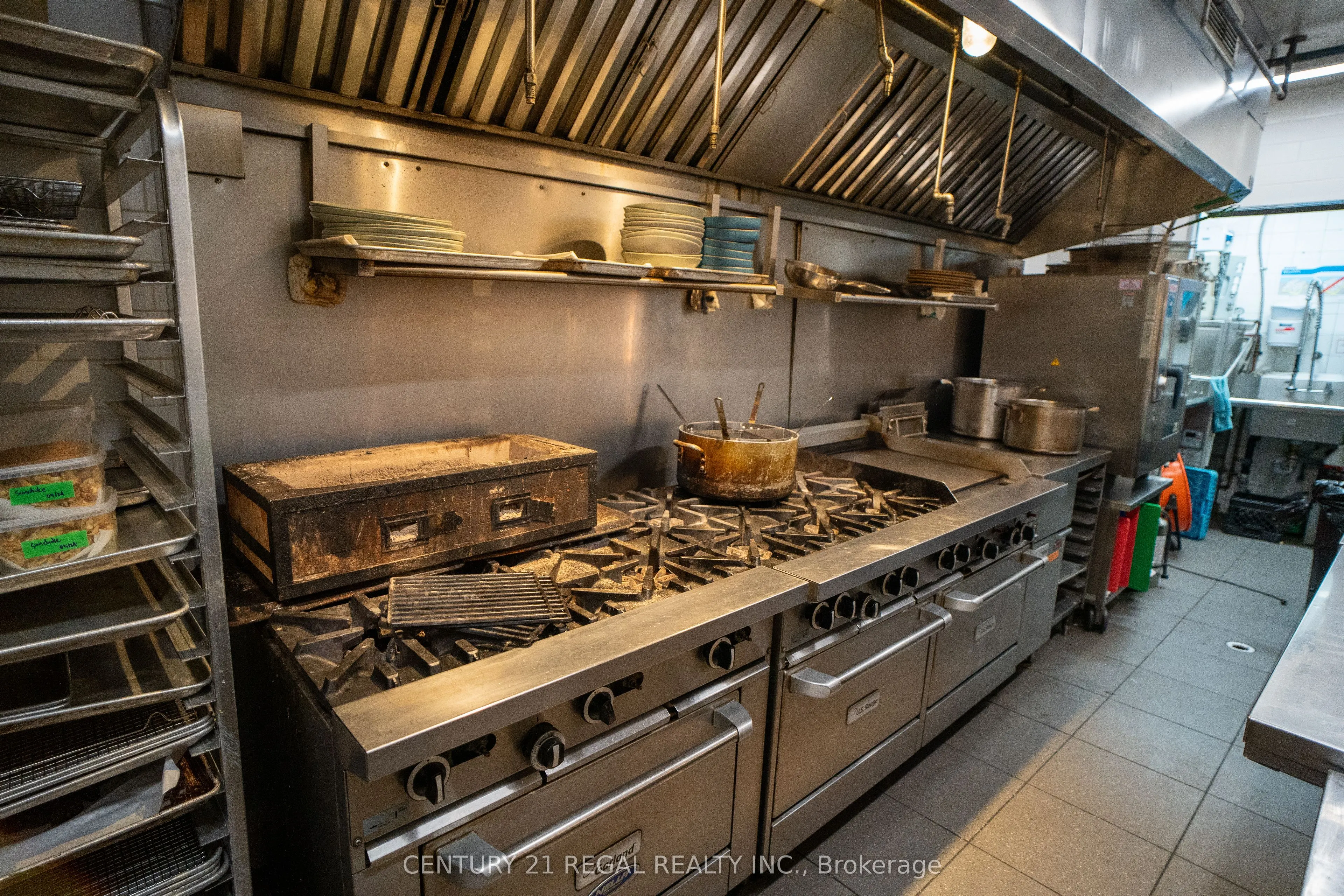 920-922 Queen Street W