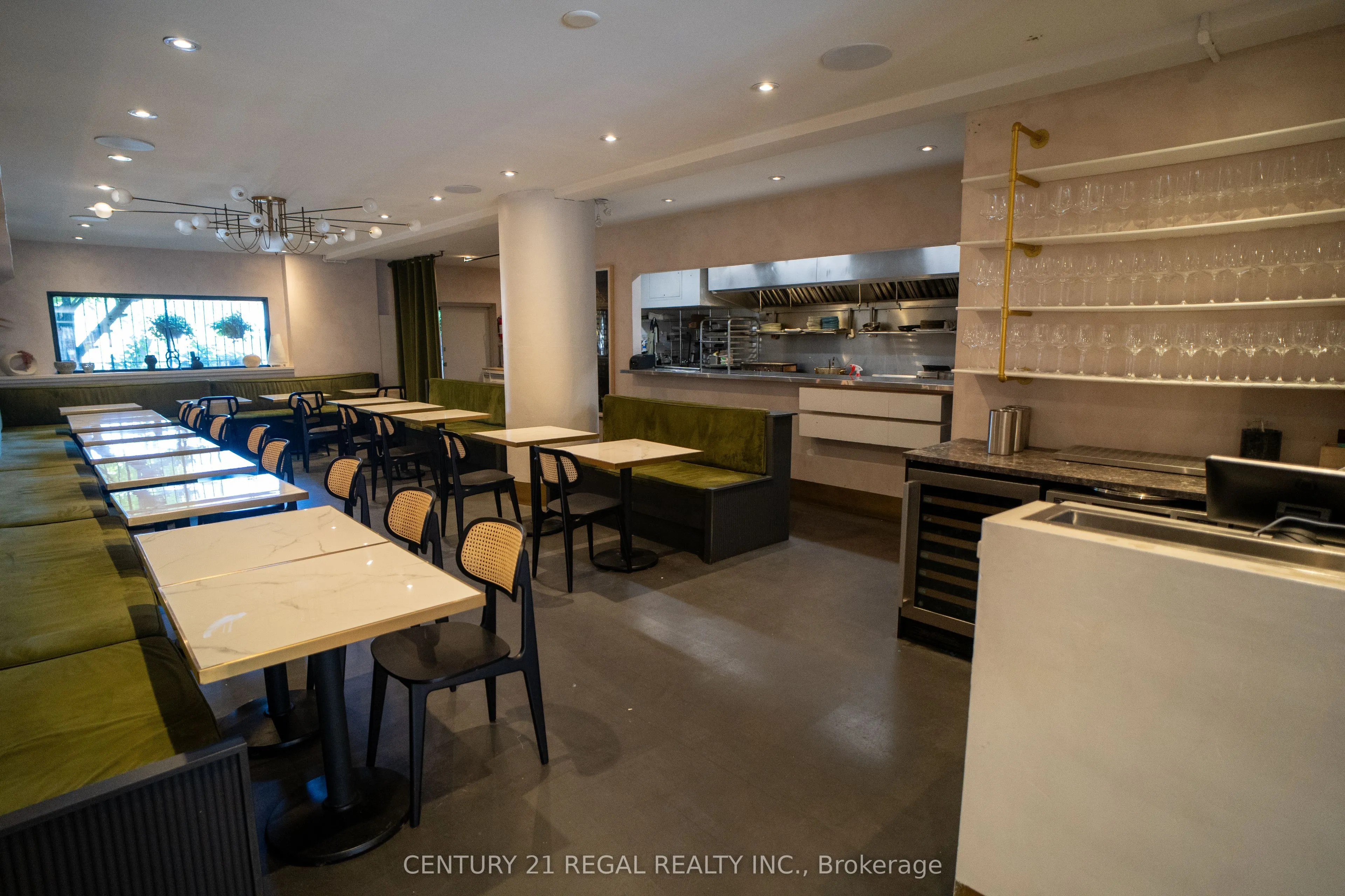 920-922 Queen Street W