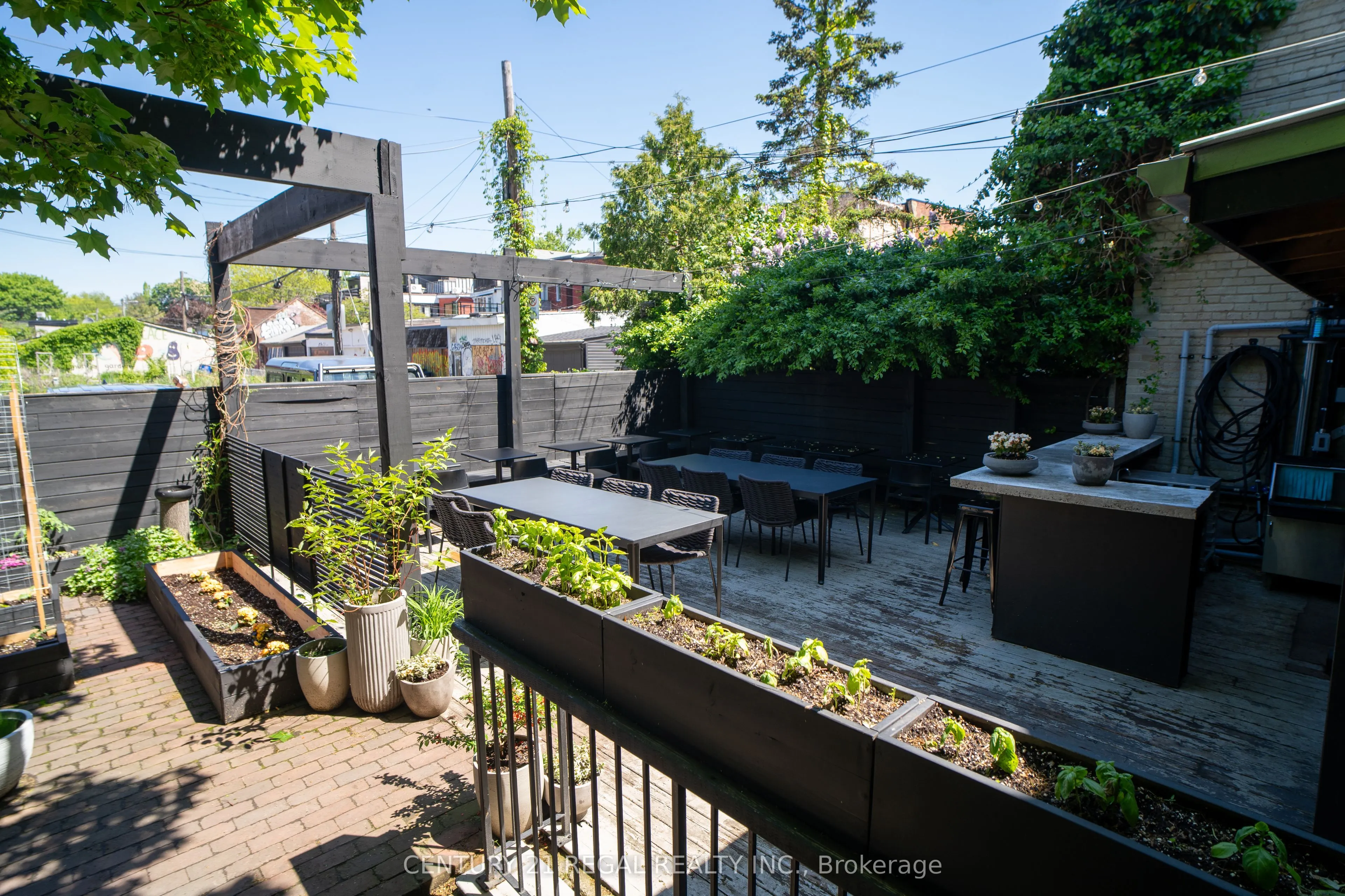 920-922 Queen Street W