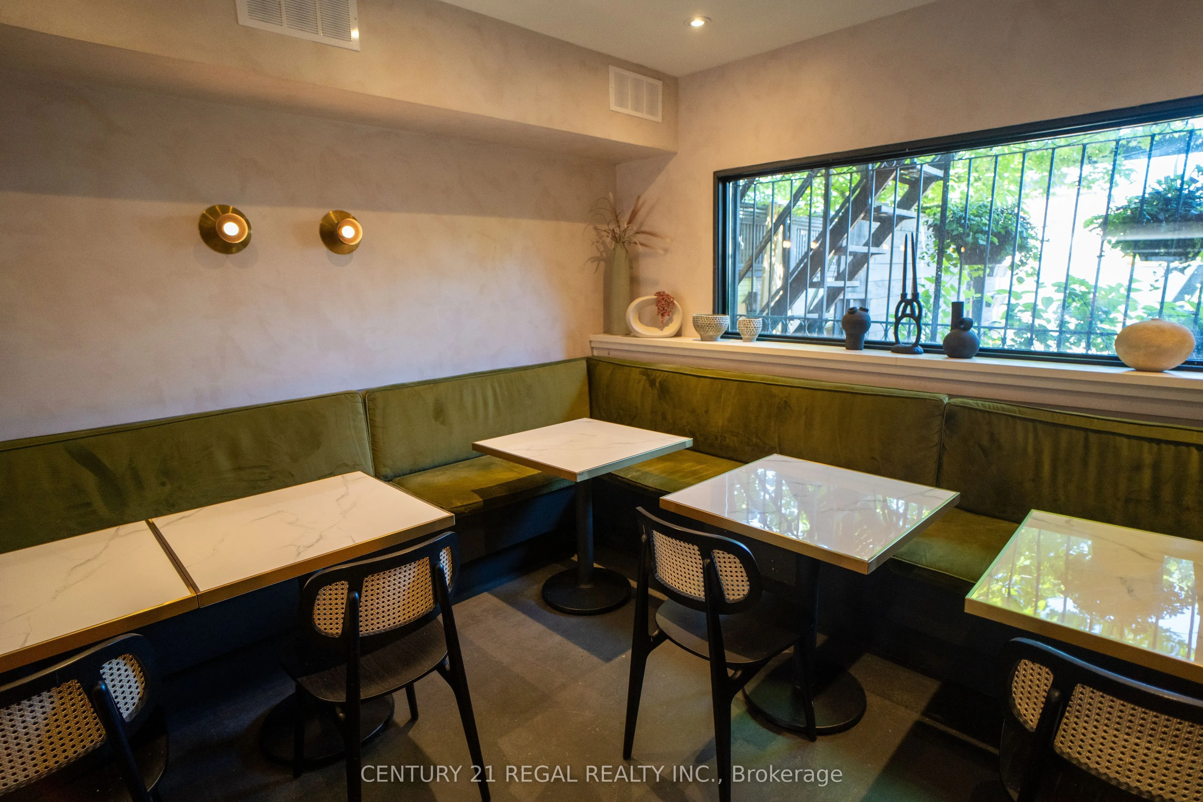 920-922 Queen Street W