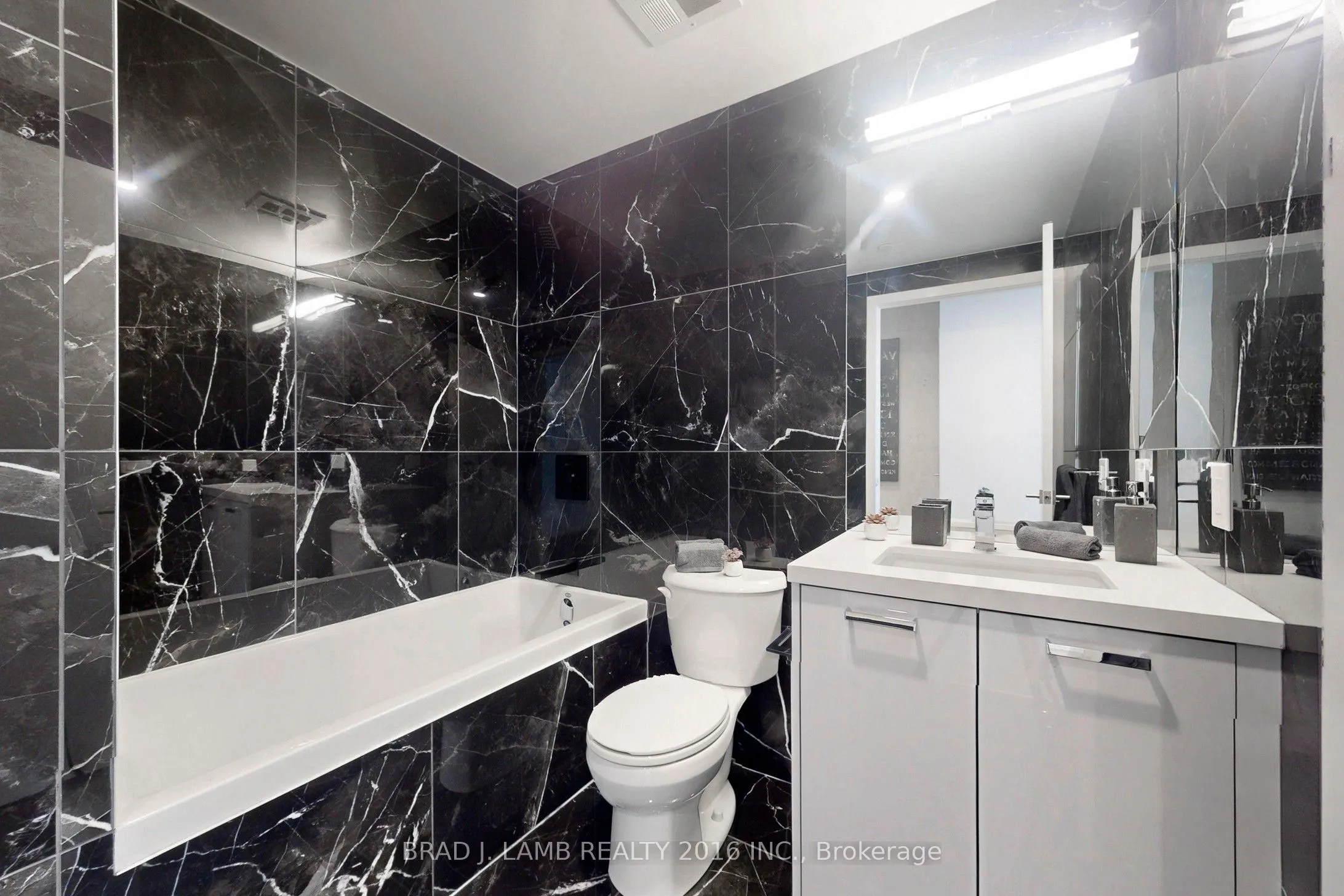 195 McCaul Street, #1801